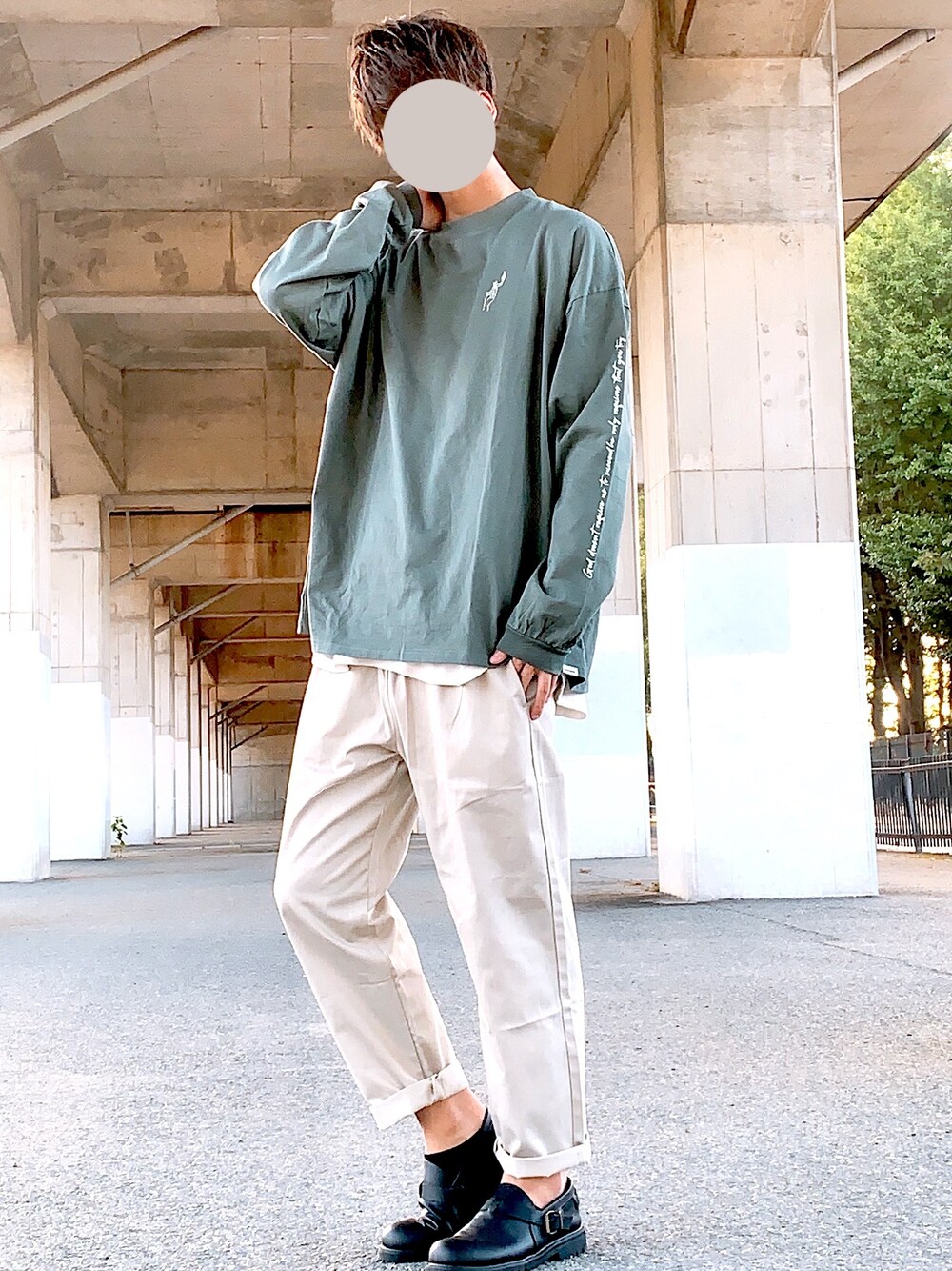 グリーン系のTシャツ/カットソー、ホワイト系のタンクトップ、ベージュ系のパンツを着用したメンズの秋コーディネートの1枚目の写真