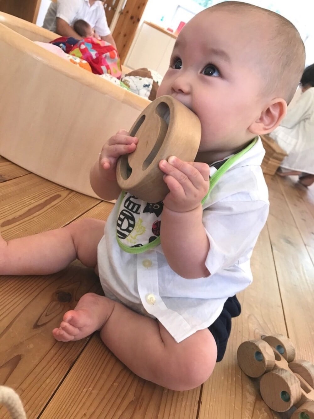ブルー系のその他パンツ、ホワイト系のシャツ/ブラウス、ホワイト系のその他を着用したキッズの夏コーディネートの1枚目の写真