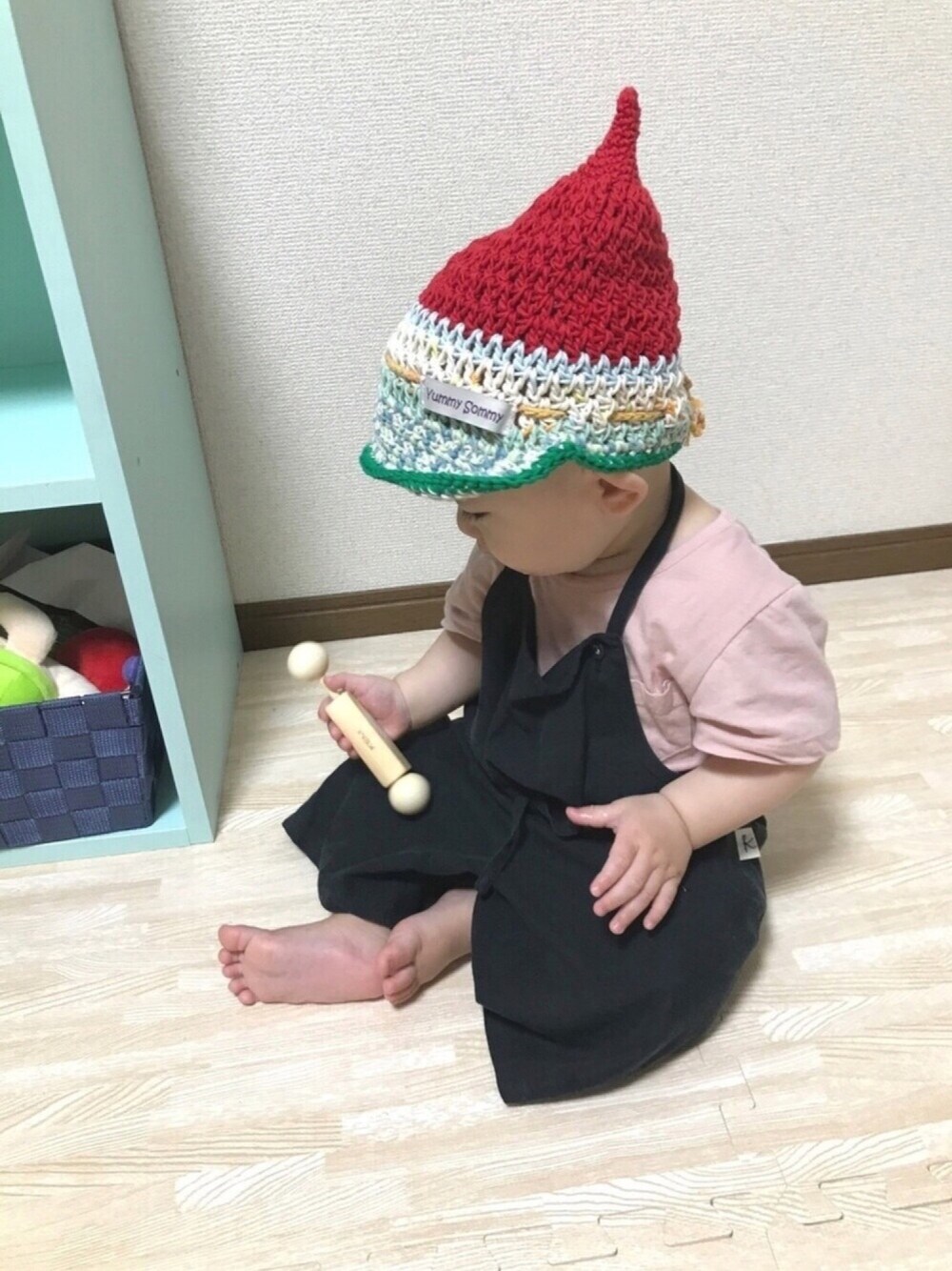 ピンク系のTシャツ/カットソー、ブラック系のサロペット/オーバーオール、その他の帽子を着用したキッズの夏コーディネートの1枚目の写真