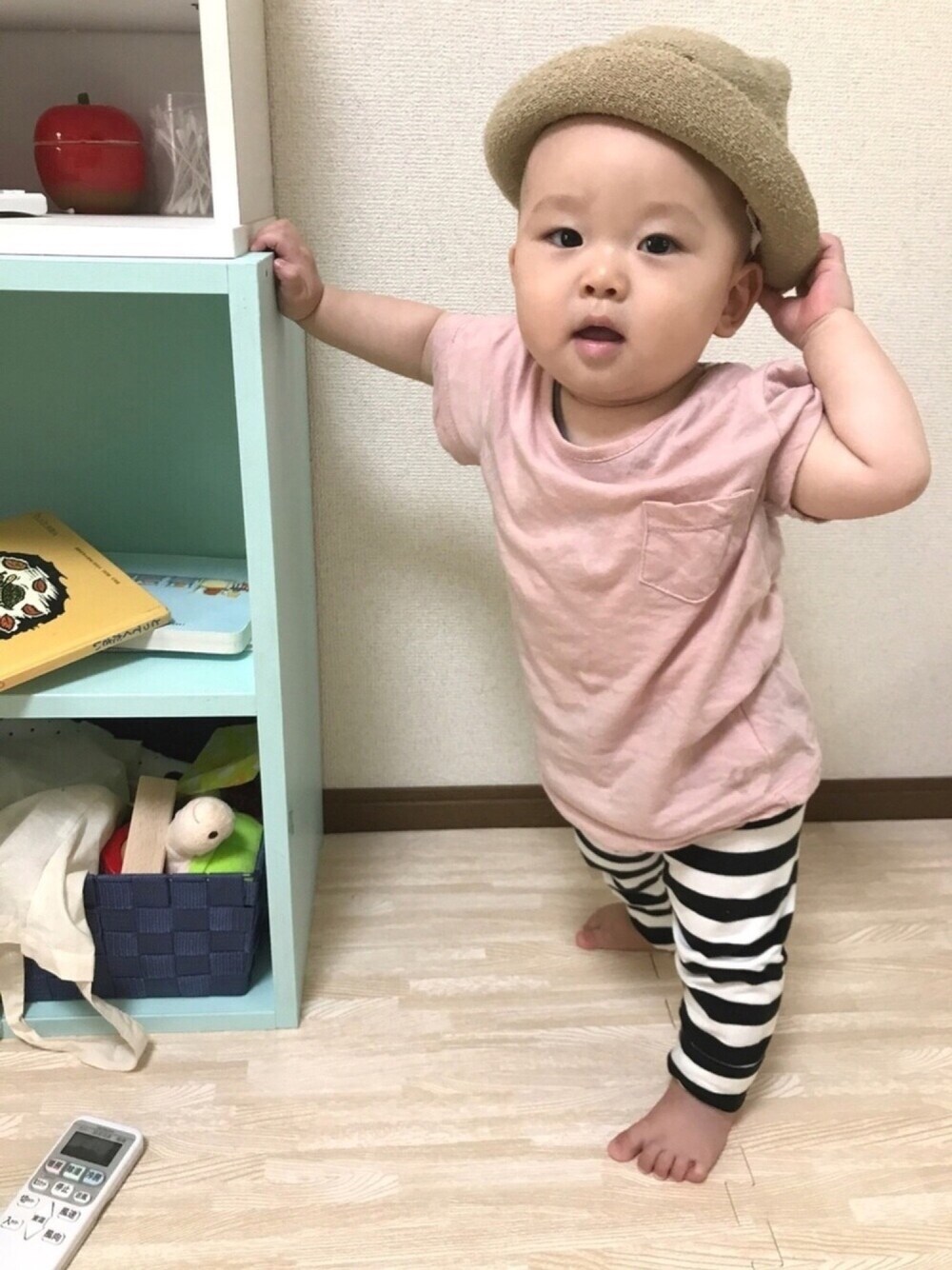 ピンク系のTシャツ/カットソー、ブラック系のその他ベビー用品、その他のその他を着用したキッズの夏コーディネートの1枚目の写真