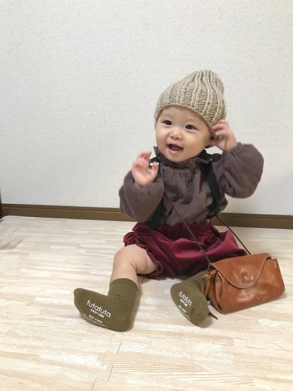 ブラウン系のトップス、ブラウン系のその他パンツ、ブラウン系のバッグを着用したキッズの秋コーディネートの1枚目の写真