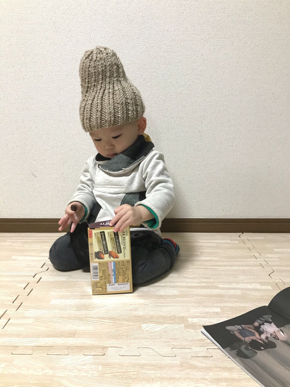 ベージュ系のスウェット、ブラウン系のその他パンツ、グレー系のレギンス/スパッツを着用したキッズの冬コーディネートの1枚目の写真