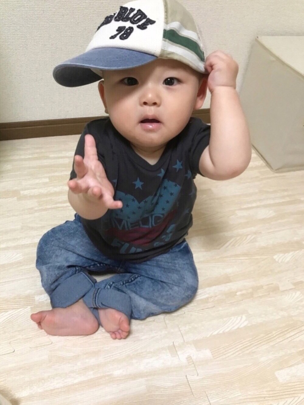 ブラック系のTシャツ/カットソー、ブルー系のデニムパンツ、その他のキャップを着用したキッズの夏コーディネートの1枚目の写真