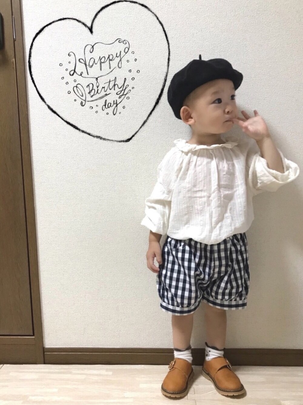 ホワイト系のシャツ/ブラウス、ブラック系のその他パンツ、ブラウン系のシューズを着用したキッズの夏コーディネートの1枚目の写真