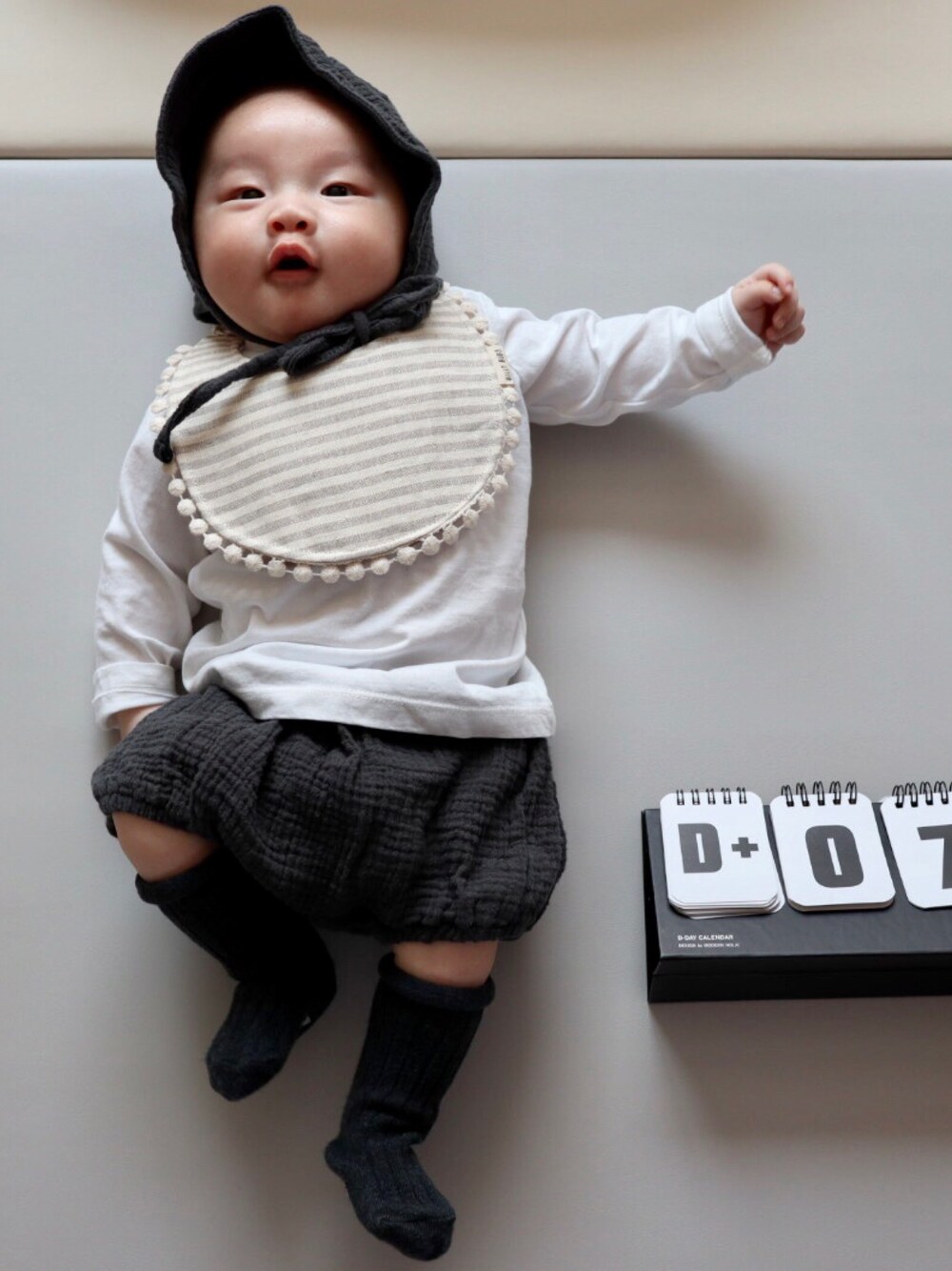 「H&Mのアイテム（ジャージ、ホワイト系）」を使った、NaQさん（キッズ・60cm）の冬コーディネートの1枚目の写真