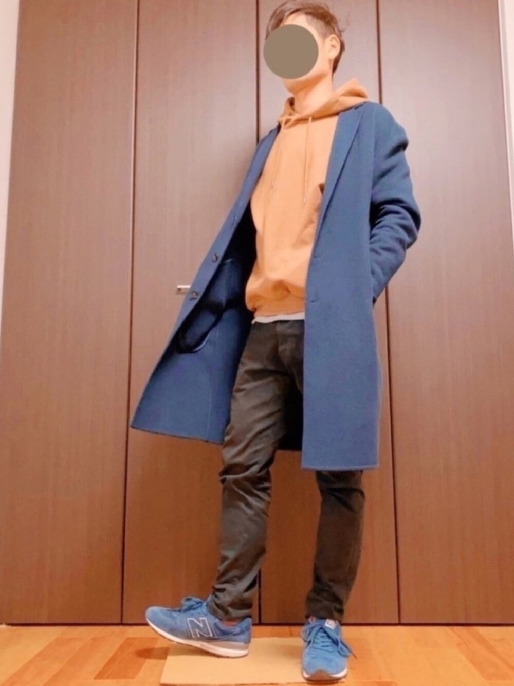 「秋冬コーデ、おしゃれさんと繋がりたい、スニーカー、スキニー、ニューバランス、ニューバランス996、パーカー、チェスターコート、フォローミー、パーカースタイル」｜「ABAHOUSEのアイテム（パーカー、ブラウン系）」を使った、yosukeさん（メンズ・174cm）の冬コーディネートの1枚目の写真