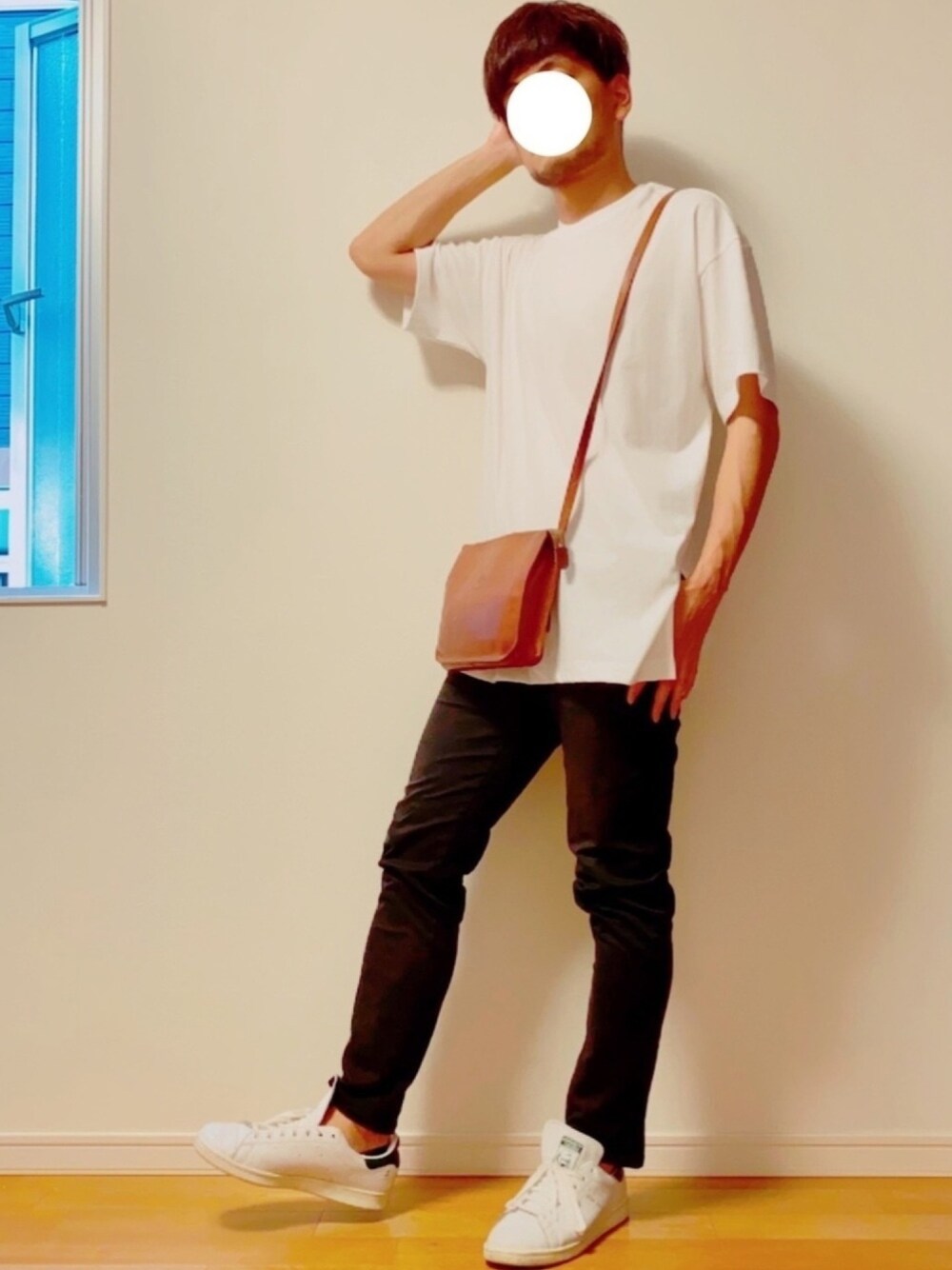 「レディース、春夏コーデ、プチプラ、スキニー、黒スキニー、イルビゾンテ、スニーカー、オーバーサイズ」｜「UNIQLOのコットンリラックススリットチュニック（半袖）（その他、ホワイト系）」を使った、yosukeさん（メンズ・174cm）の春コーディネートの1枚目の写真