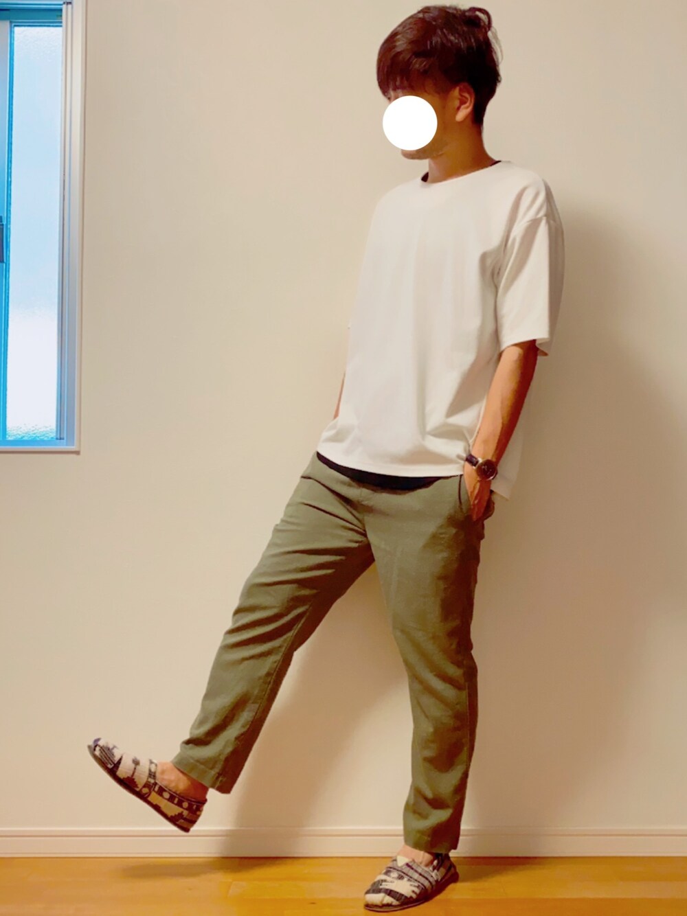 「夏コーデ、レイヤードスタイル、レイヤード、リラックスパンツ、シンプルコーデ、toms、今日のコーデ」｜「URBAN RESEARCHのバスクTシャツ（Tシャツ/カットソー、ホワイト系）」を使った、yosukeさん（メンズ・174cm）の夏コーディネートの1枚目の写真