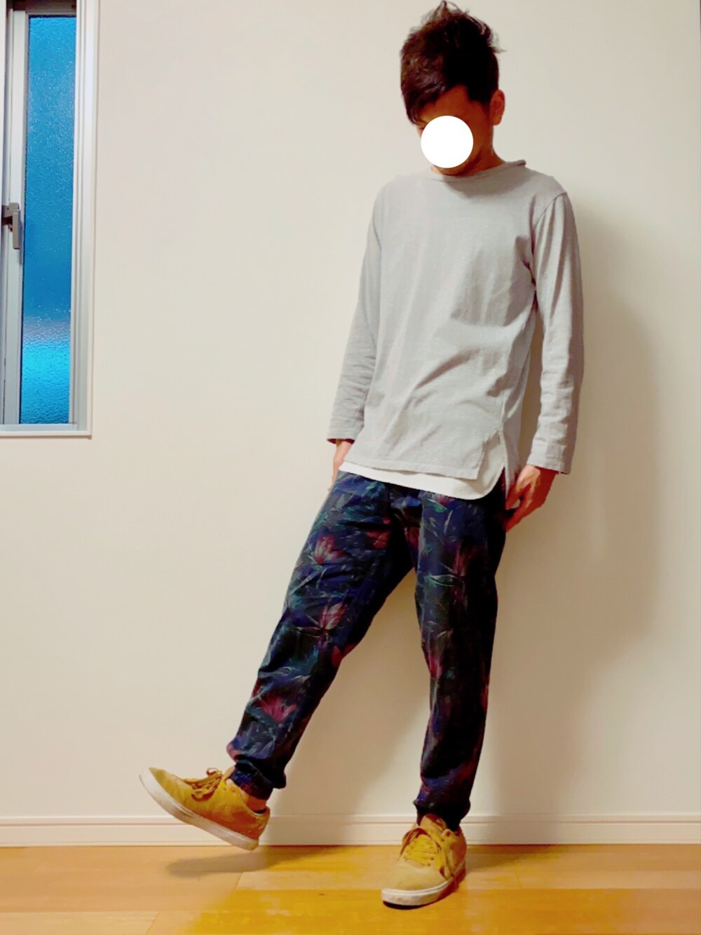 「さむい、春夏コーデ、ボタニカル柄、ボタニカルパンツ、スニーカー、ロンT、レイヤードスタイル、おしゃれさんと繋がりたい」｜「MONKEY TIMEの＜monkey time＞∴ 30TENJIKU LONG TEE/カットソー◆（Tシャツ/カットソー、グレー系）」を使った、yosukeさん（メンズ・174cm）の夏コーディネートの1枚目の写真