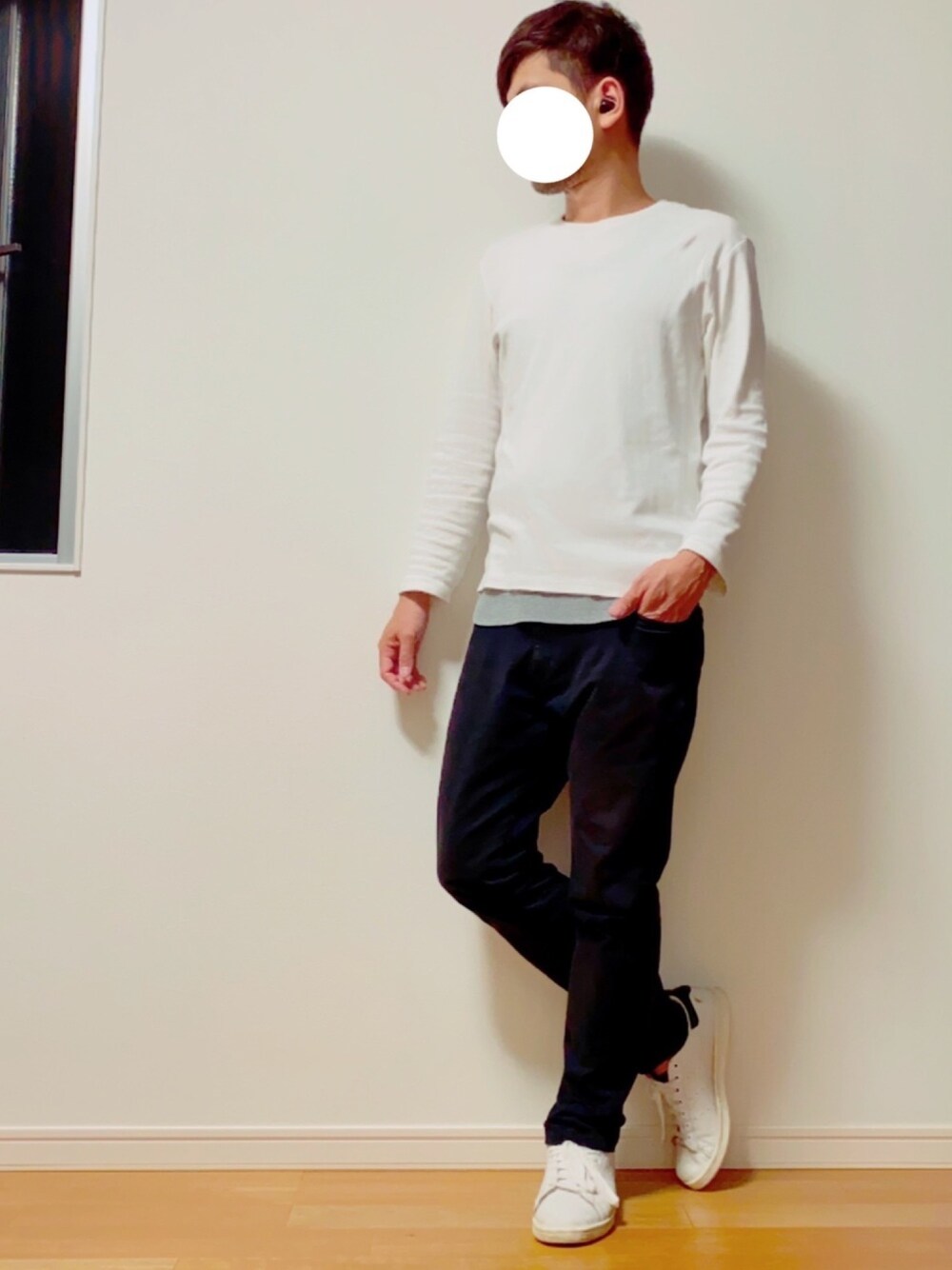 「プチプラ、シンプル、プチプラコーデ、シンプルコーデ、UNIQLO、GU、スキニー、黒スキニー、スニーカー、ニューバランス」｜「UNIQLOのソフトタッチクルーネックT（長袖）（Tシャツ/カットソー、ホワイト系）」を使った、yosukeさん（メンズ・174cm）の夏コーディネートの1枚目の写真