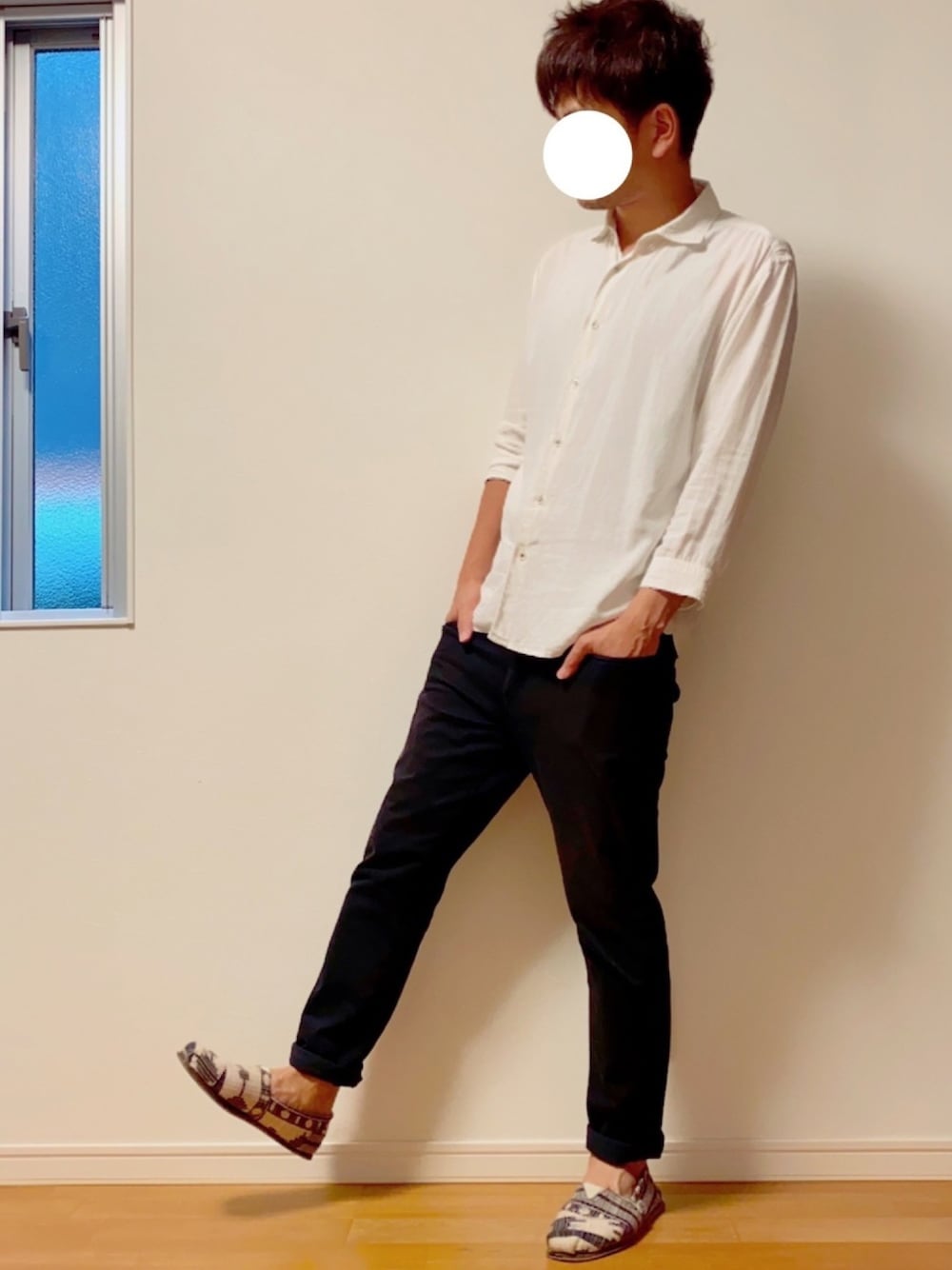 「シャツ好き集まれ、おしゃれさんと繋がりたい、スキニー、白シャツ、シンプル、爽やかコーデ、トムス(TOMS)、toms、夏コーデ、スリッポン」｜「ABAHOUSEのアイテム（シャツ/ブラウス、ホワイト系）」を使った、yosukeさん（メンズ・174cm）の夏コーディネートの1枚目の写真