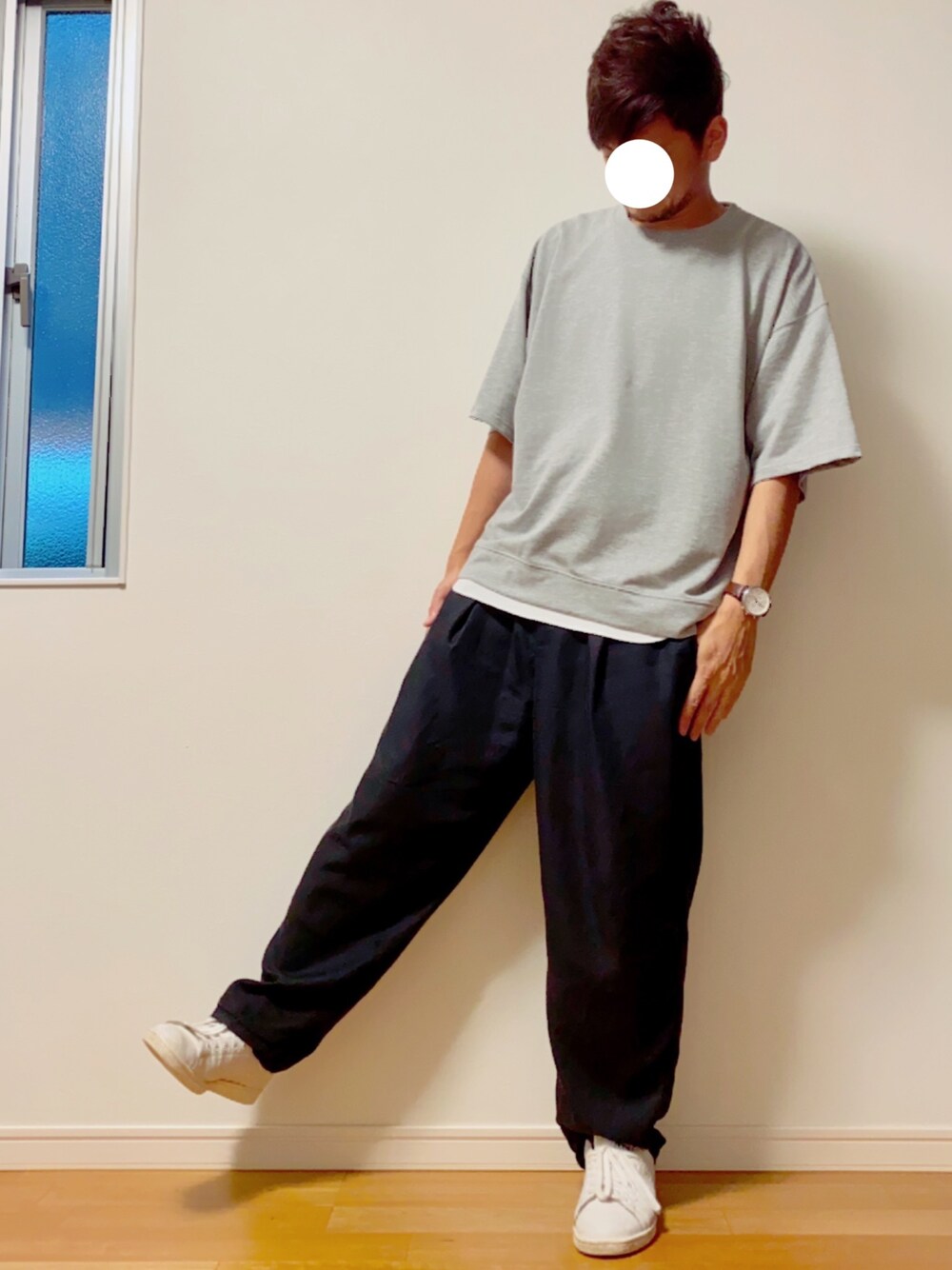 「ビックシルエット、ワイドパンツ、ゆったりコーデ、スタンスミス、レイヤードスタイル、ビックT、夏コーデ、おしゃれさんと繋がりたい」｜「NANO universeの：涼 BIG半袖スウェット（Tシャツ/カットソー、グレー系）」を使った、yosukeさん（メンズ・174cm）の夏コーディネートの1枚目の写真