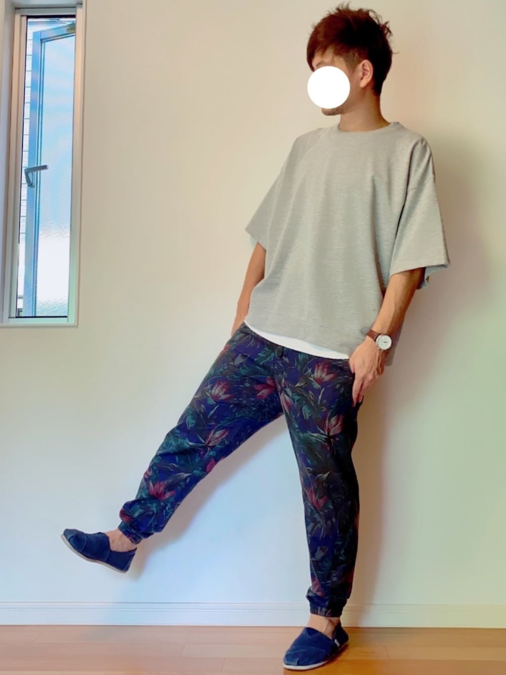 「ビックT、ビックシルエット、ボタニカル柄、ボタニカルパンツ、toms、プチプラ、レイヤードスタイル、夏コーデ、リラックススタイル」｜「NANO universeの：涼 BIG半袖スウェット（Tシャツ/カットソー、グレー系）」を使った、yosukeさん（メンズ・174cm）の夏コーディネートの1枚目の写真