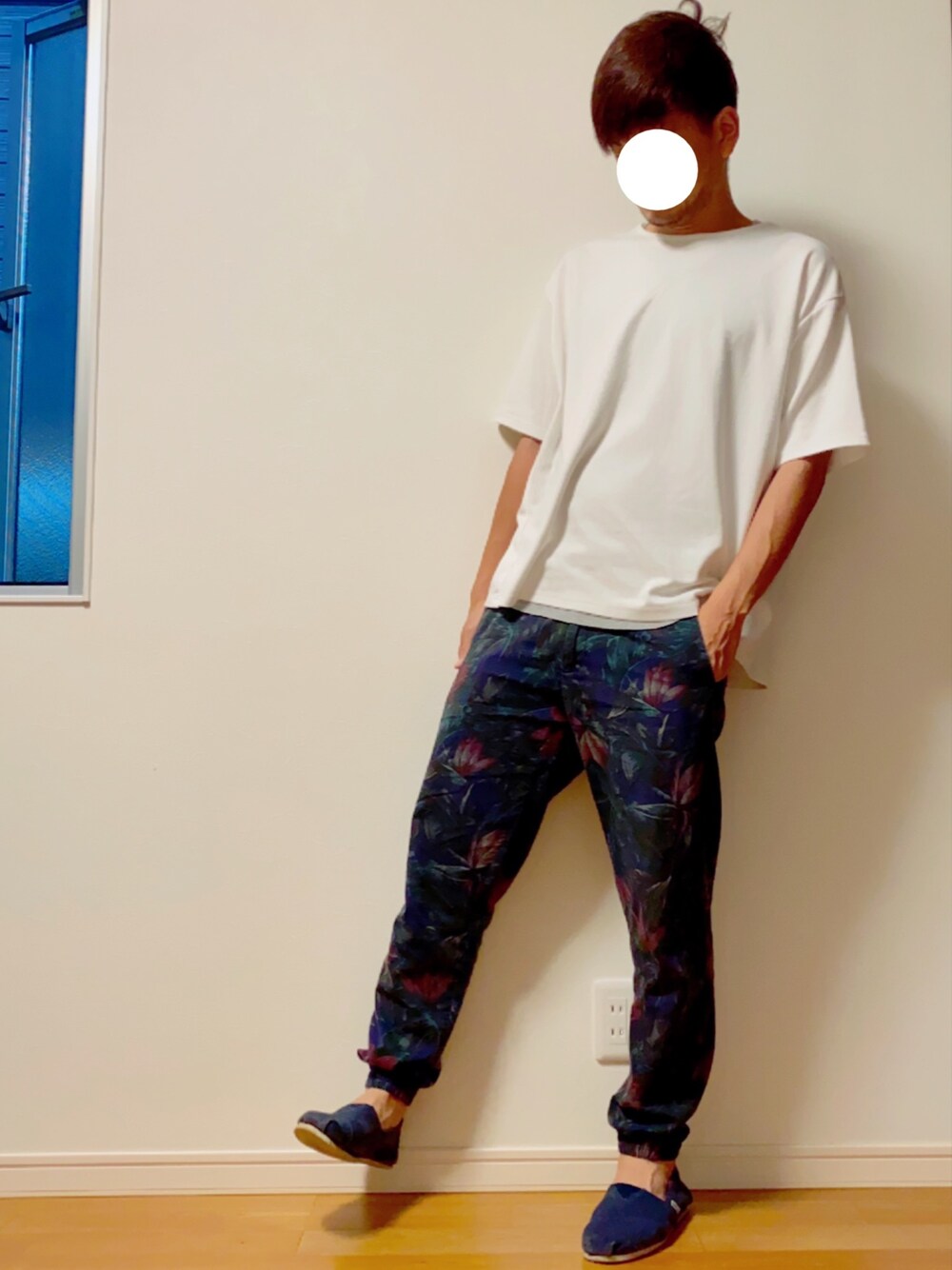 「レイヤードスタイル、レイヤード、プチプラ、ボタニカル柄、ボタニカル、toms、今日のコーデ、スリッポン、白Tシャツ、リラックススタイル」｜「URBAN RESEARCHのバスクTシャツ（Tシャツ/カットソー、ホワイト系）」を使った、yosukeさん（メンズ・174cm）の夏コーディネートの1枚目の写真