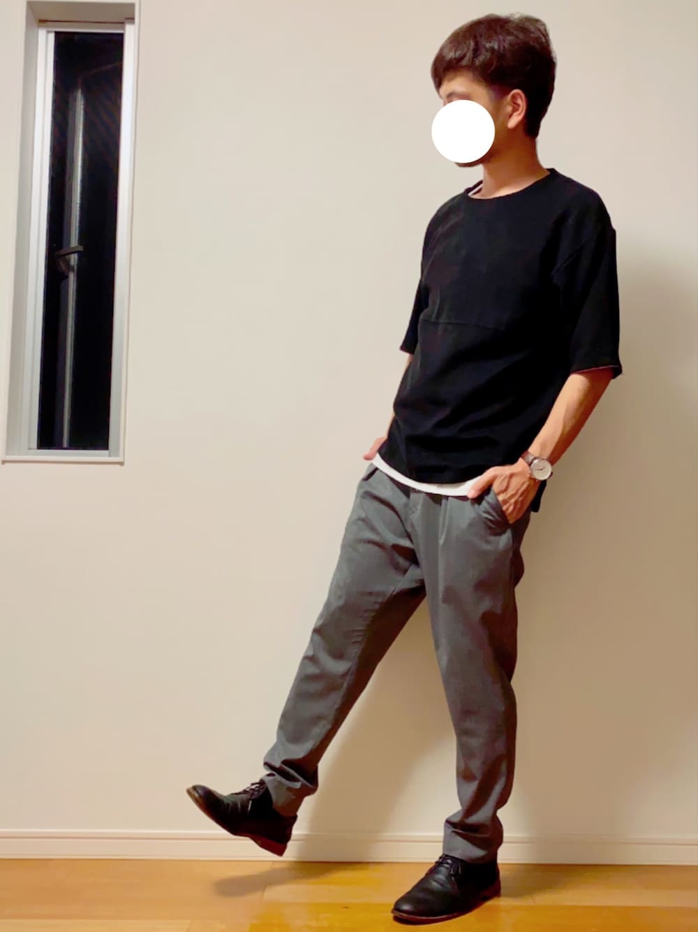 「黒Tシャツ、ブラック、モノトーン、モノトーンコーデ、シンプル、プチプラ」｜「STUDIOUSのマイクロスウェードハーフスリーブTシャツ （Tシャツ/カットソー、ブラック系）」を使った、yosukeさん（メンズ・174cm）の夏コーディネートの1枚目の写真