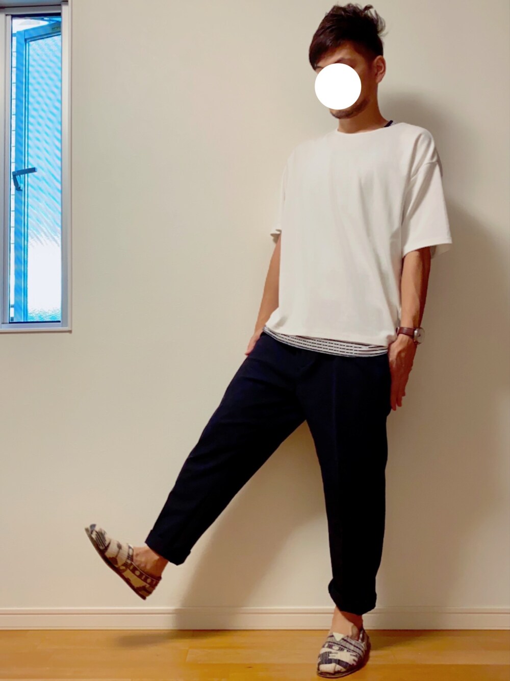 「レイヤードスタイル、レイヤード、夏コーデ、スラックス、toms、今日のコーデ、リラックススタイル、ゆるコーデ」｜「URBAN RESEARCHのバスクTシャツ（Tシャツ/カットソー、ホワイト系）」を使った、yosukeさん（メンズ・174cm）の夏コーディネートの1枚目の写真