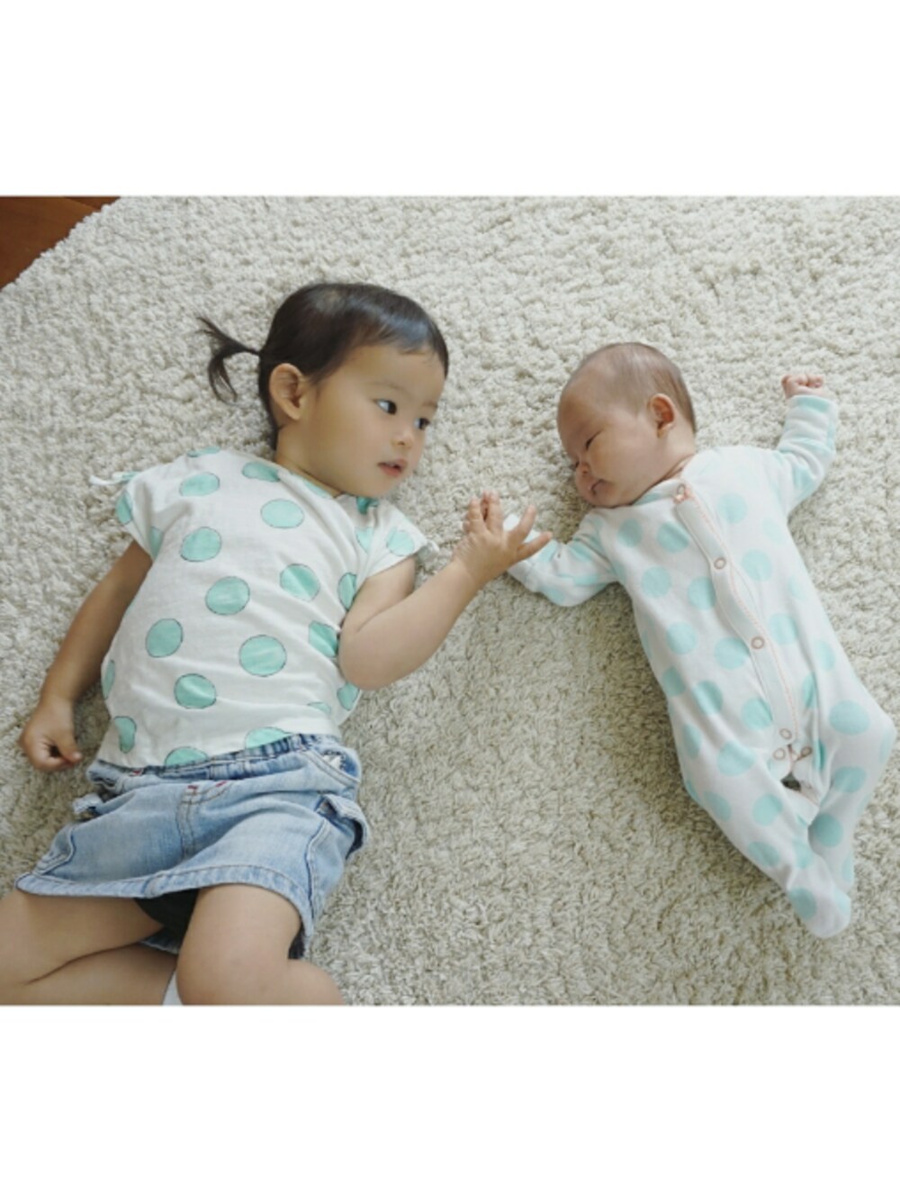 「ベビーコーデ、姉妹コーデ、女の子、キッズコーデ、女の子コーデ、プチプラ」｜「ZARAのアイテム（Tシャツ/カットソー、グリーン系）」を使った、Kao さん（キッズ・80cm）の夏コーディネートの1枚目の写真