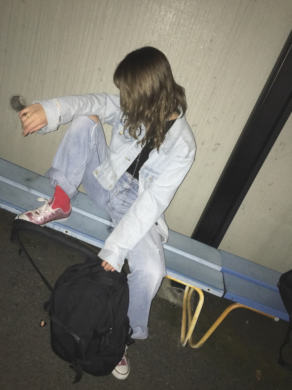 「used、Levi's、converse、cheap monday、Faith、デニム、デニムパンツ、古着」｜「Levi'sのアイテム（デニムパンツ、ブルー系）」を使った、RIO MATSUMOTO  /TENさん（レディース・160cm）の冬コーディネートの1枚目の写真