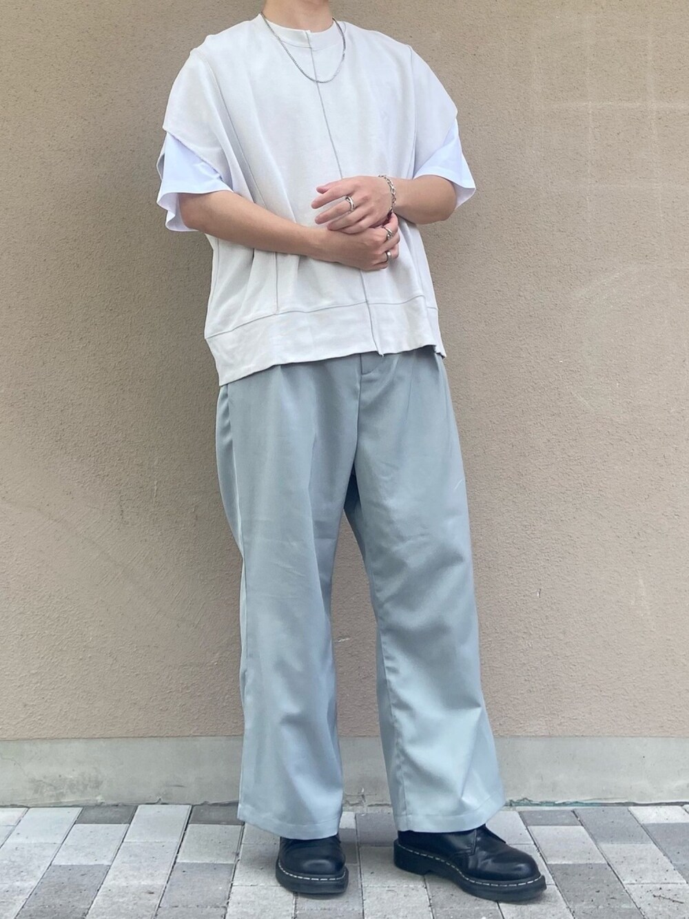 ホワイト系のベスト、ブルー系のその他パンツ、ブラック系のブーツを着用したメンズの夏コーディネートの1枚目の写真