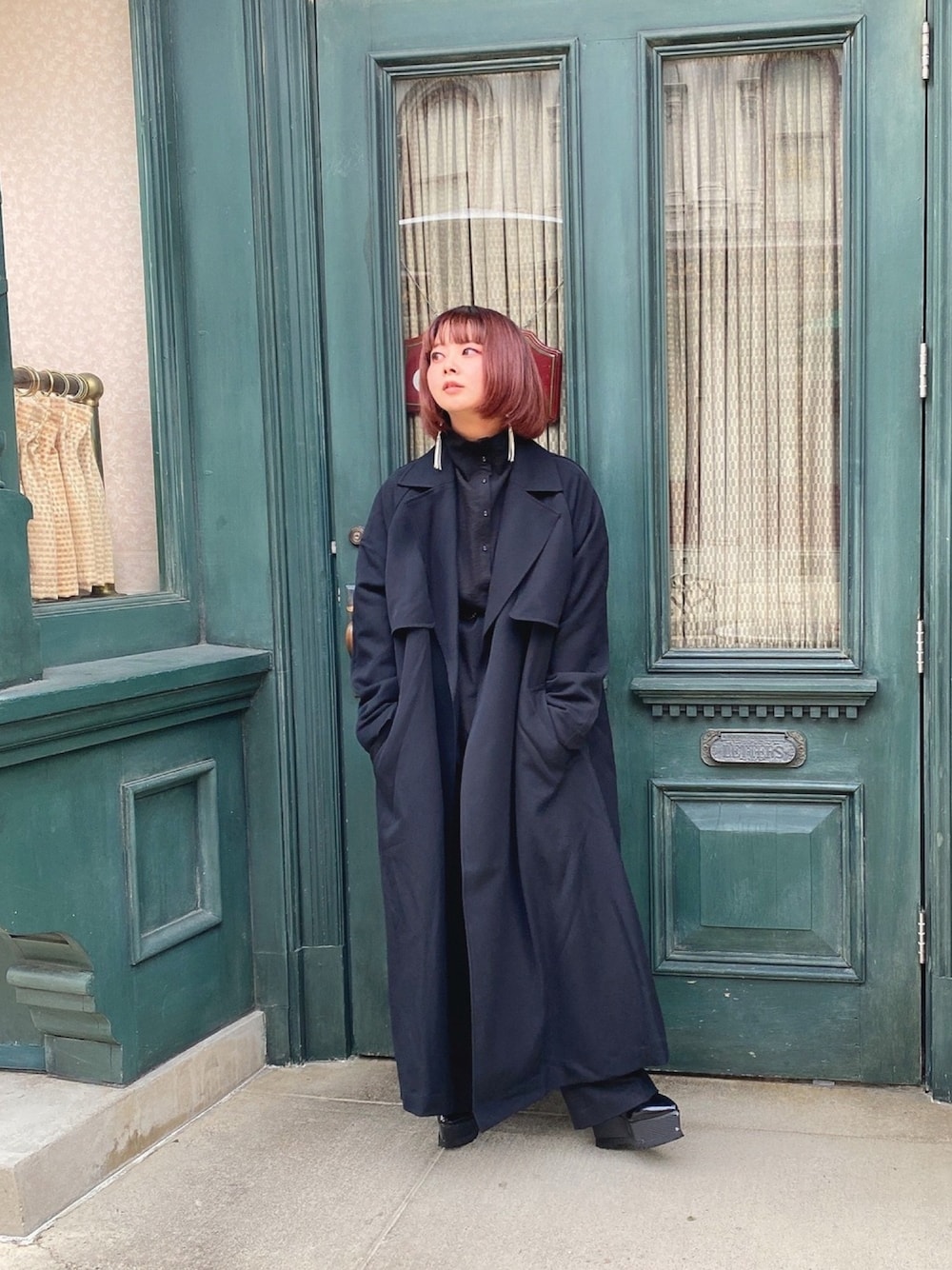「オールブラック、ブラック、シンプル、秋のコーデ、秋服、低身長コーデ、ootd、プチプラコーデ、トレンチコート」｜「mysticのハイネックシャツ（シャツ/ブラウス、ブラック系）」を使った、Re:さん（レディース・153cm）の秋コーディネートの1枚目の写真