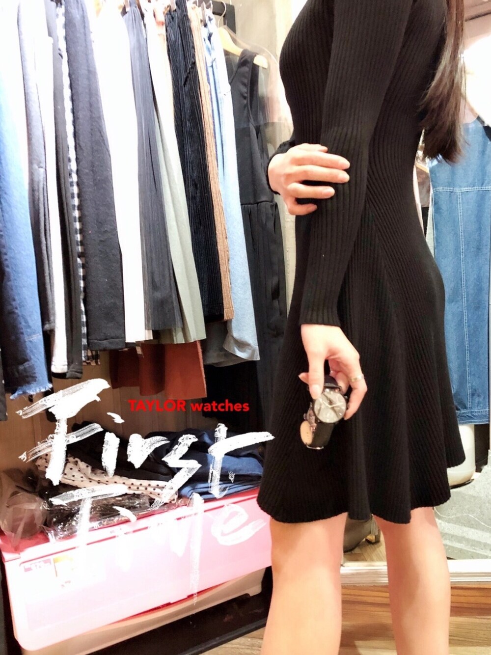 ブラック系のアナログ腕時計を着用したレディースの春コーディネートの1枚目の写真