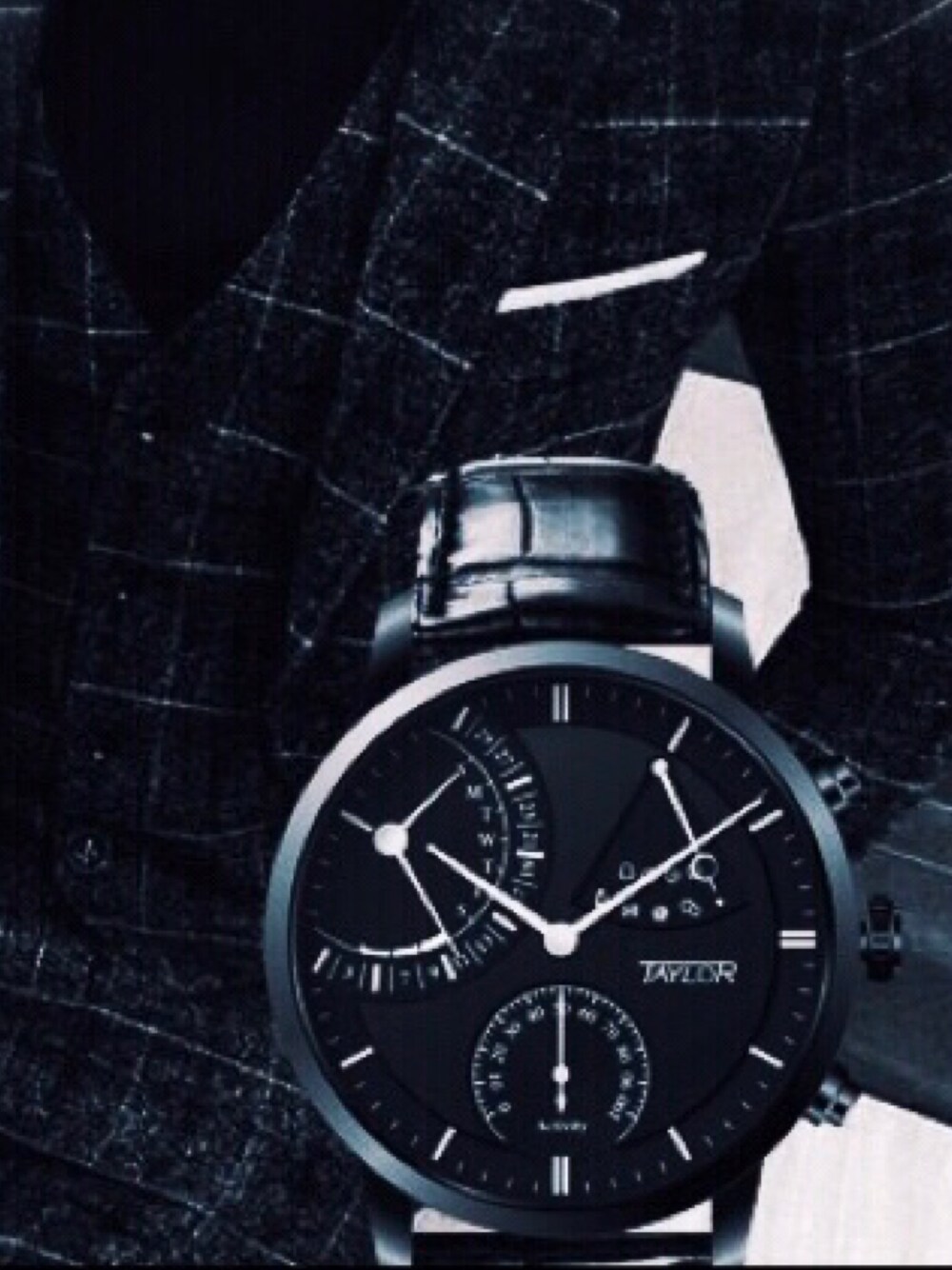 ブラック系のアナログ腕時計を着用したメンズの春コーディネートの1枚目の写真