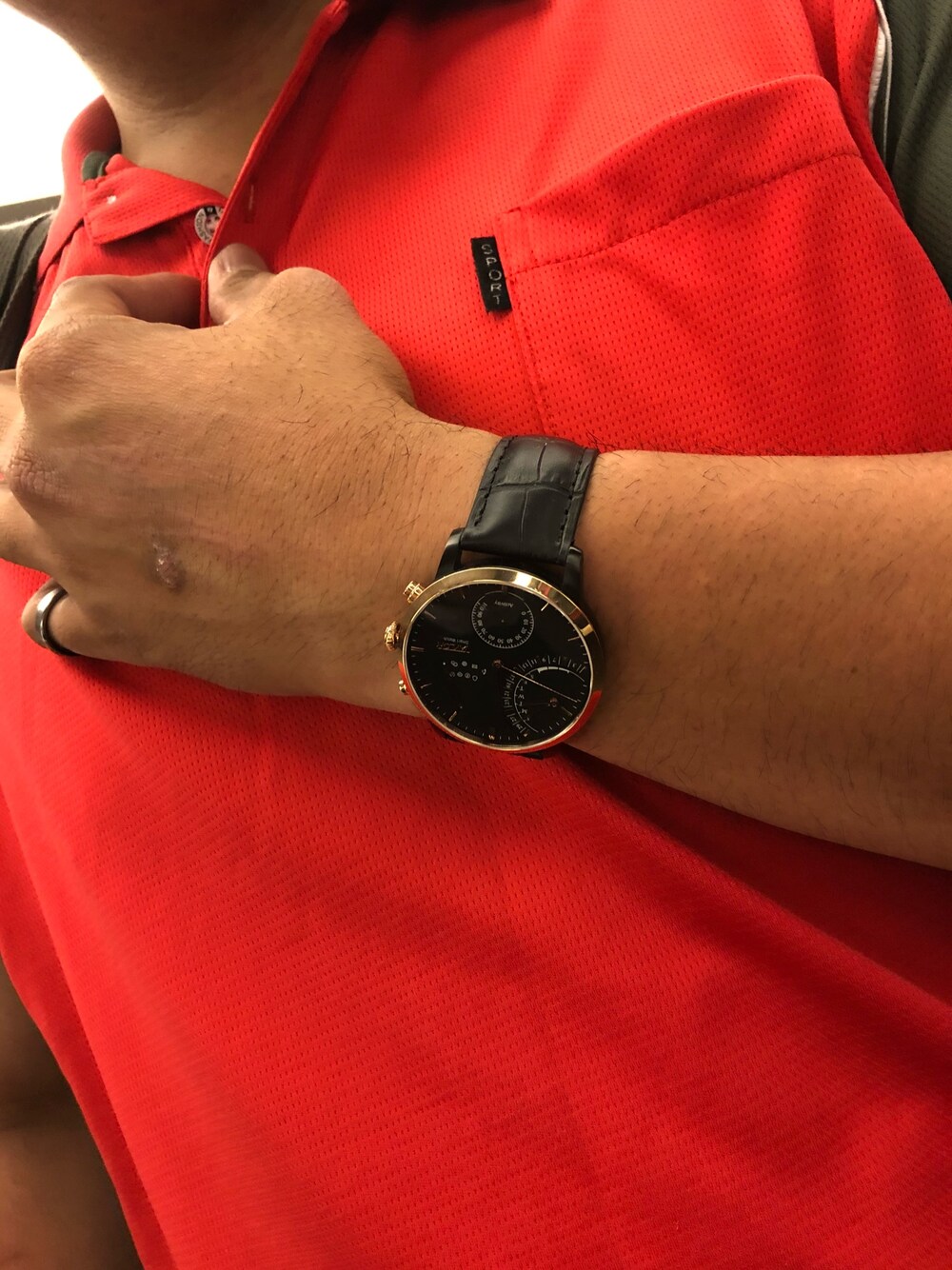 ゴールド系のアナログ腕時計を着用したメンズの春コーディネートの1枚目の写真