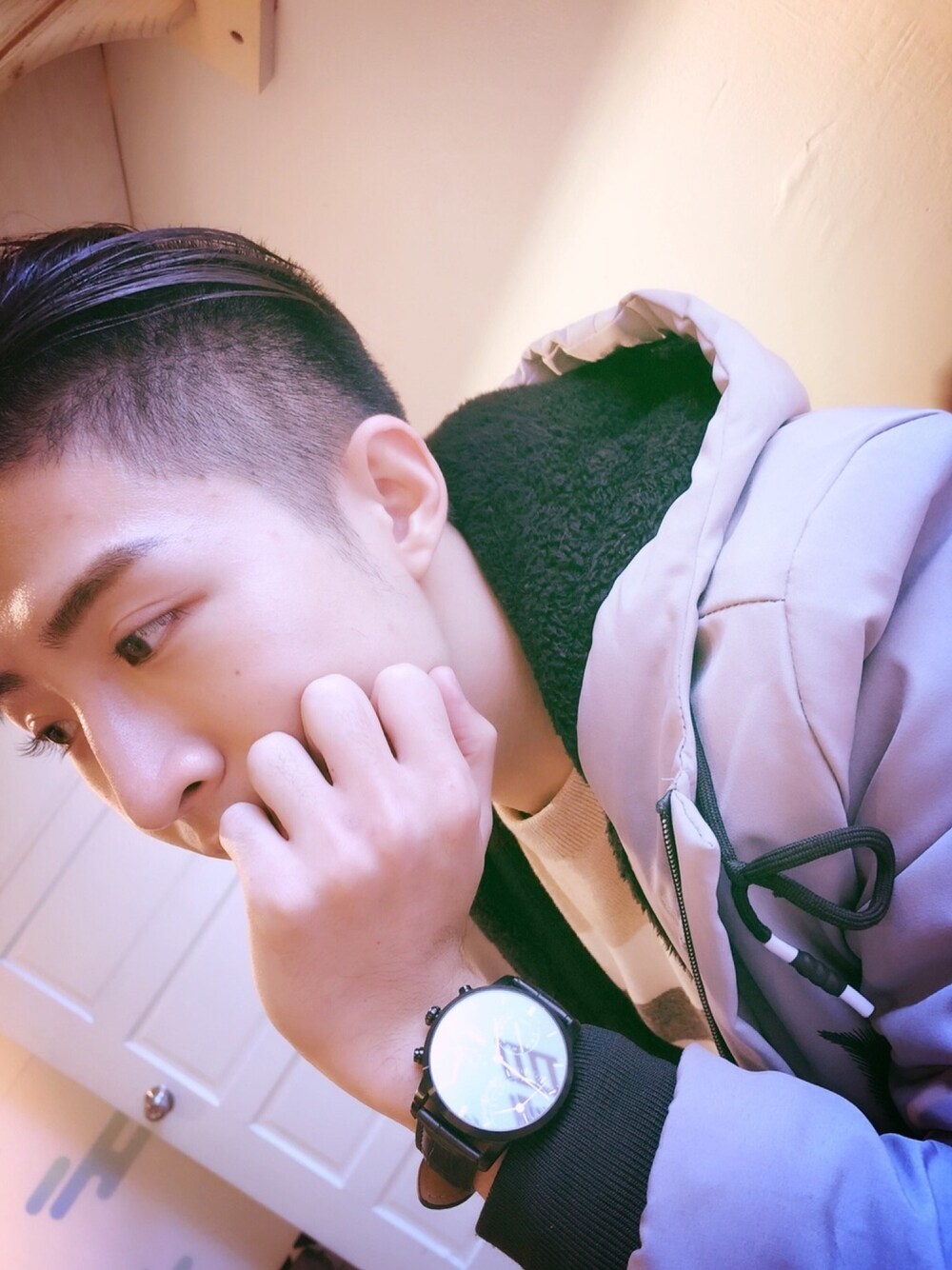 ブラック系のアナログ腕時計を着用したメンズの春コーディネートの1枚目の写真