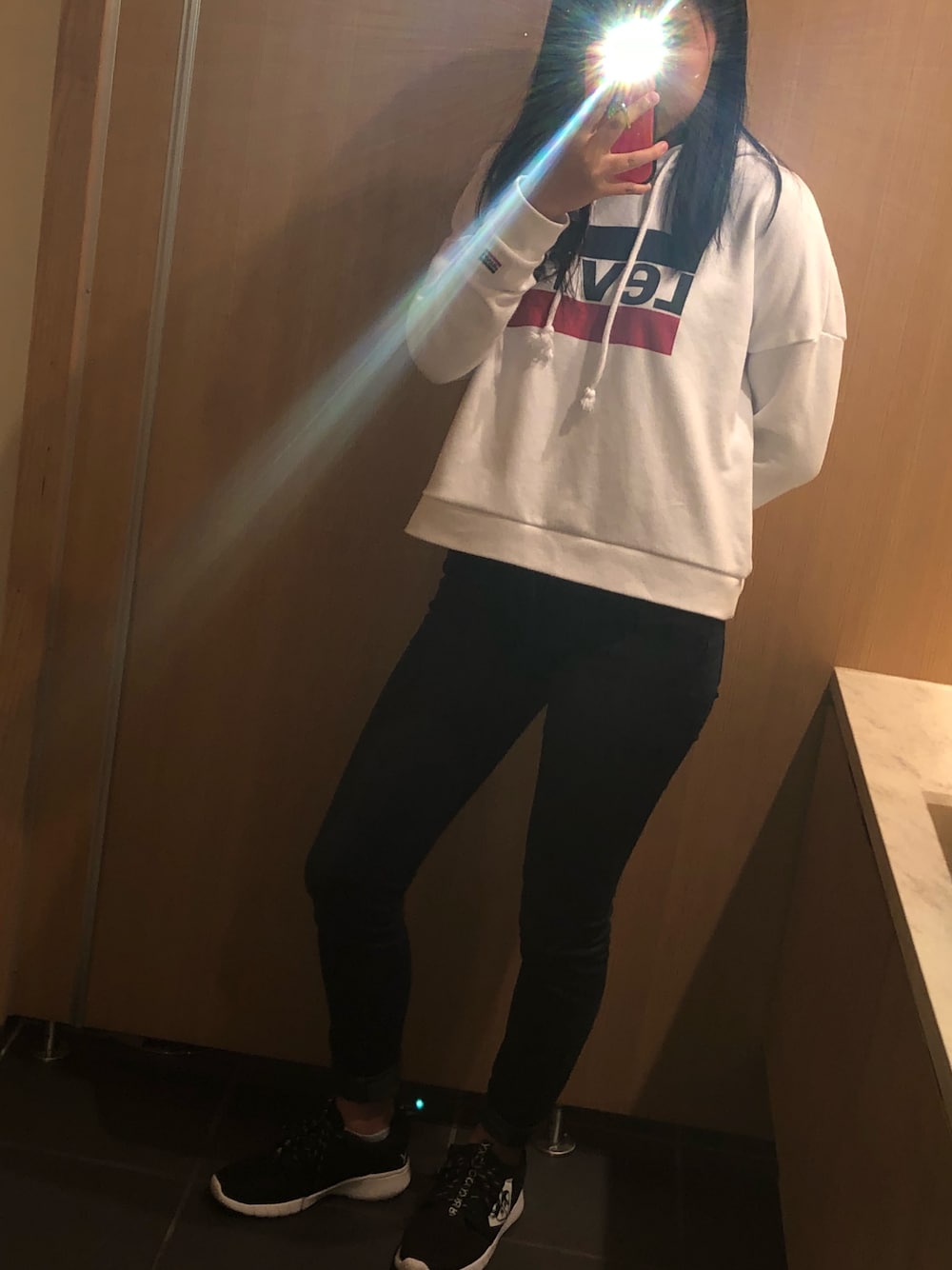 「autumn style、autumn、follow、followme、sports、Japanesegirl」｜「Levi'sのアイテム（パーカー、ホワイト系）」を使った、Ashley  さん（レディース・157cm）の秋コーディネートの1枚目の写真