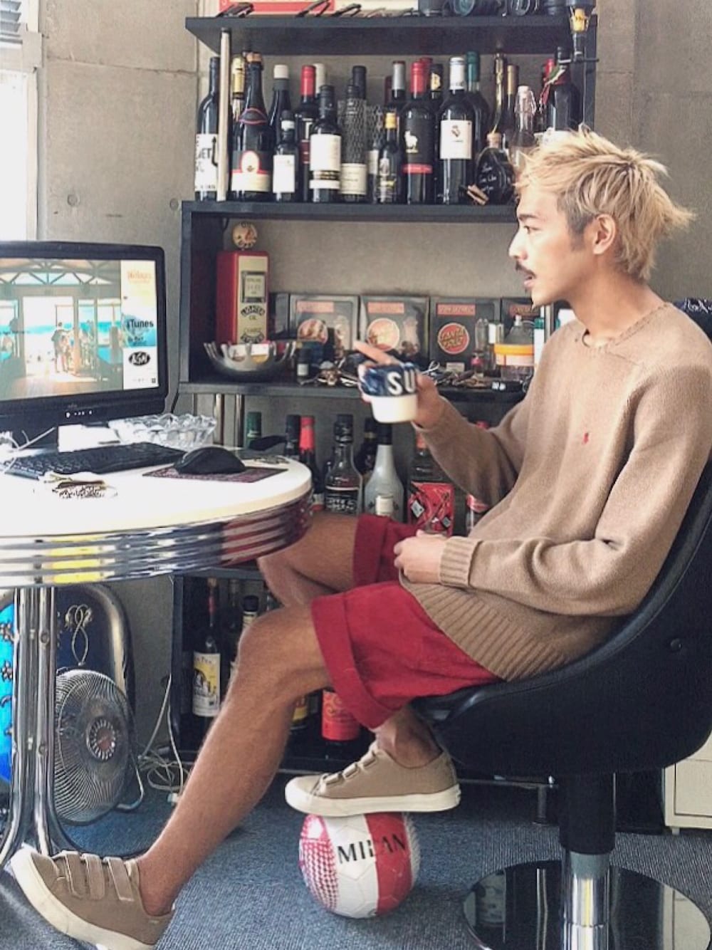 ベージュ系のスニーカー、ベージュ系のニット/セーター、レッド系のその他パンツを着用したメンズの秋コーディネートの1枚目の写真