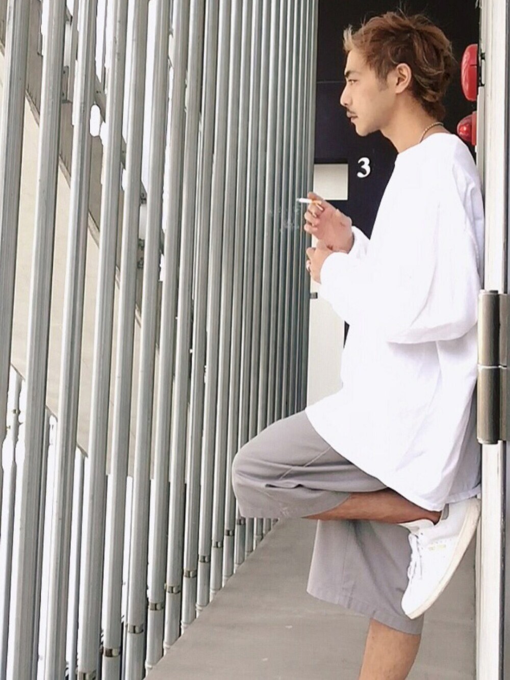 「white、white tee、BigT、BIG SHORTS、6/10 length、adidas、stan smith、Onetone、loose style、streetstyle」｜「Dickiesのアイテム（その他パンツ、グレー系）」を使った、さん（メンズ・178cm）の春コーディネートの1枚目の写真
