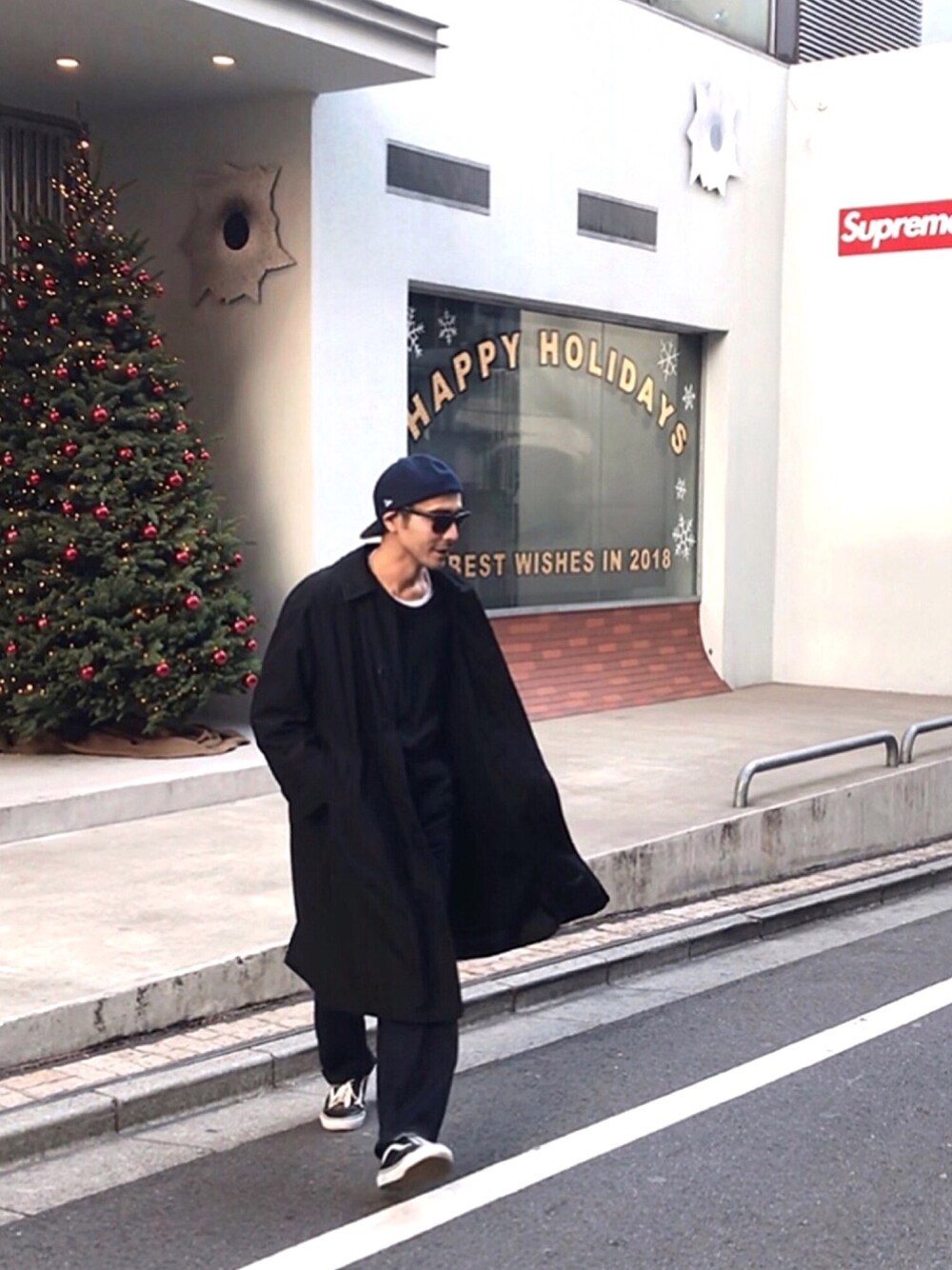 「bal collar coat、joswick、JAMES PERSE、Ralph Lauren、VANS、CAP、supreme、Merry Christmas」｜「VANSのアイテム（スニーカー、ブラック系）」を使った、さん（メンズ・178cm）の冬コーディネートの1枚目の写真