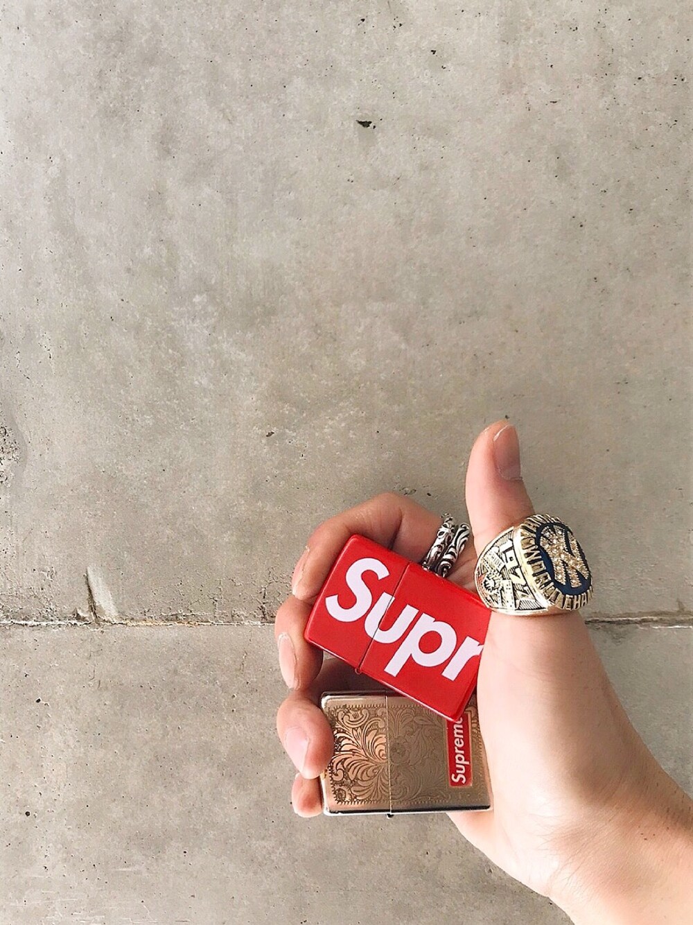 「zippo、supreme」｜「Supreme のアイテム（アッシュトレイ/ライター、レッド系）」を使った、さん（メンズ・177cm）の冬コーディネートの1枚目の写真