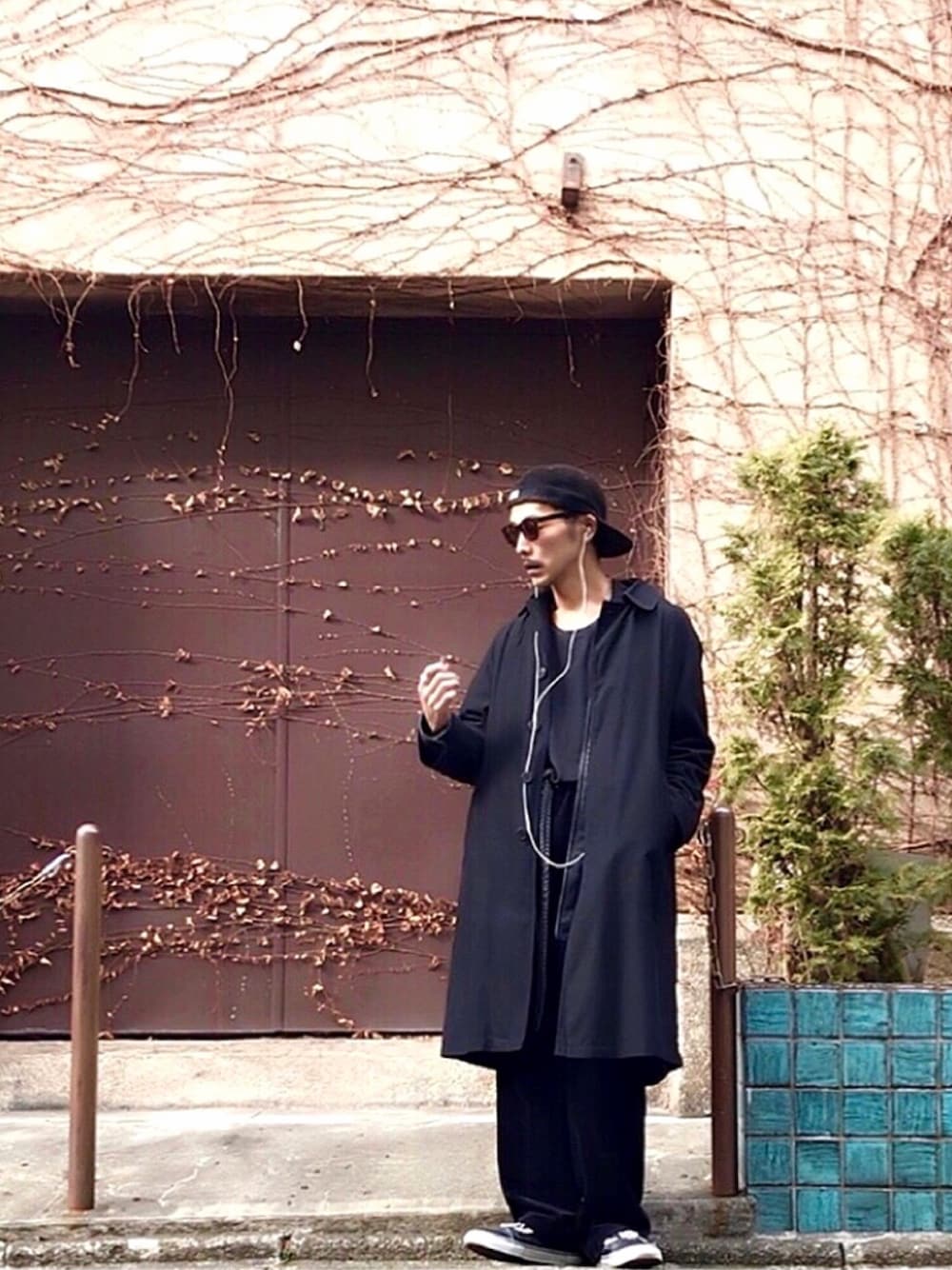 「Ralph Lauren、JAMES PERSE、VANS、GUCCI」｜「RALPH LAURENのアイテム（ステンカラーコート、ブラック系）」を使った、さん（メンズ・177cm）の冬コーディネートの1枚目の写真