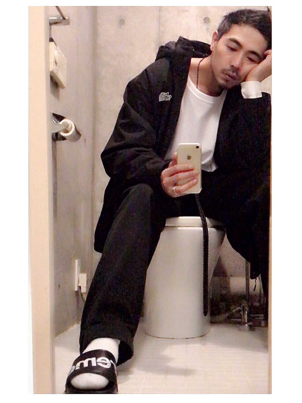 ブラック系のその他アウター、ブラック系のサンダルを着用したメンズの冬コーディネートの1枚目の写真