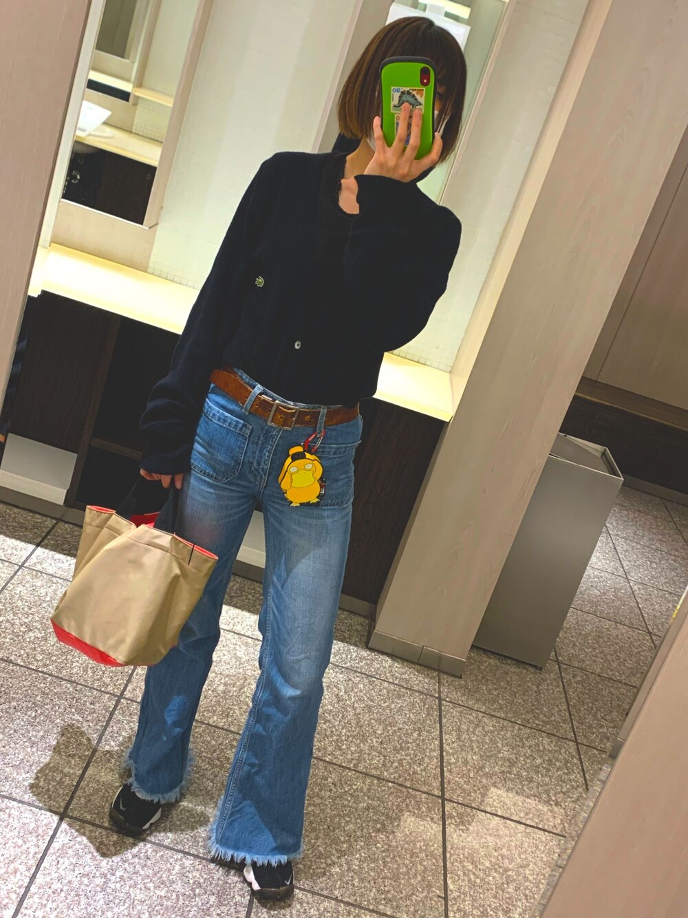 「シンプル、パンツコーデ、パンツ、デニムパンツ」｜「Levi'sのアイテム（ポーチ、イエロー系）」を使った、namuamidabutsuさん（レディース・163cm）の春コーディネートの1枚目の写真
