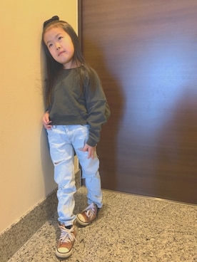「ゆったりシルエット」｜「アイテム（スウェット）」を使った、Tomoさん（キッズ・100cm）の春コーディネート
