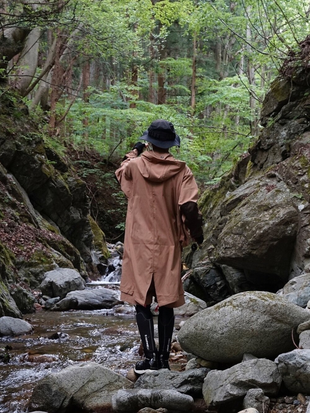 ブラウン系のジャケット/アウターを着用したメンズの春コーディネートの1枚目の写真