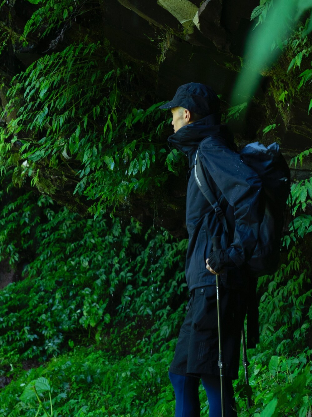 「秋コーデ、アウトドアスタイル、アウトドア、黒、ブラック、ハイキング、登山、マウンテンライトジャケット、山」｜「SETOUTのアイテム（ジャケット/アウター、ブラック系）」を使った、福山正和さん（メンズ・178cm）の秋コーディネートの1枚目の写真