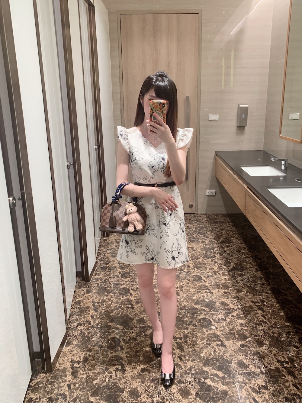 「FERRAGAMOのアイテム（ローファー、ブラック系）」を使った、Iris💕さん（レディース・158cm）の春コーディネートの1枚目の写真