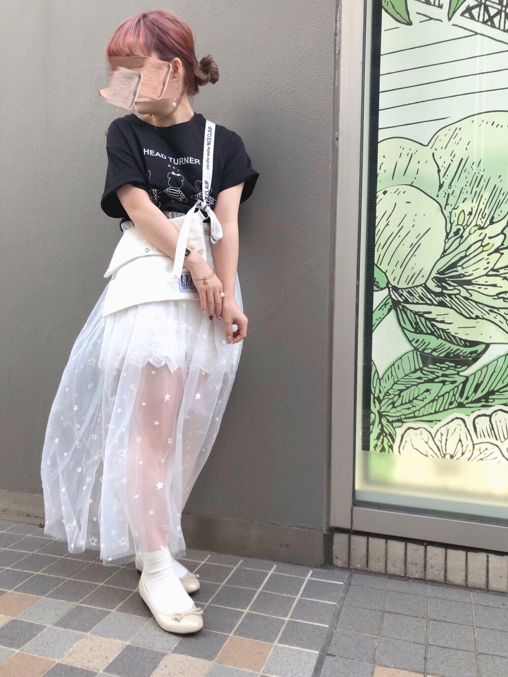 ブラック系のTシャツ/カットソー、ホワイト系のショルダーバッグ、ホワイト系のスカートを着用したレディースの冬コーディネートの1枚目の写真