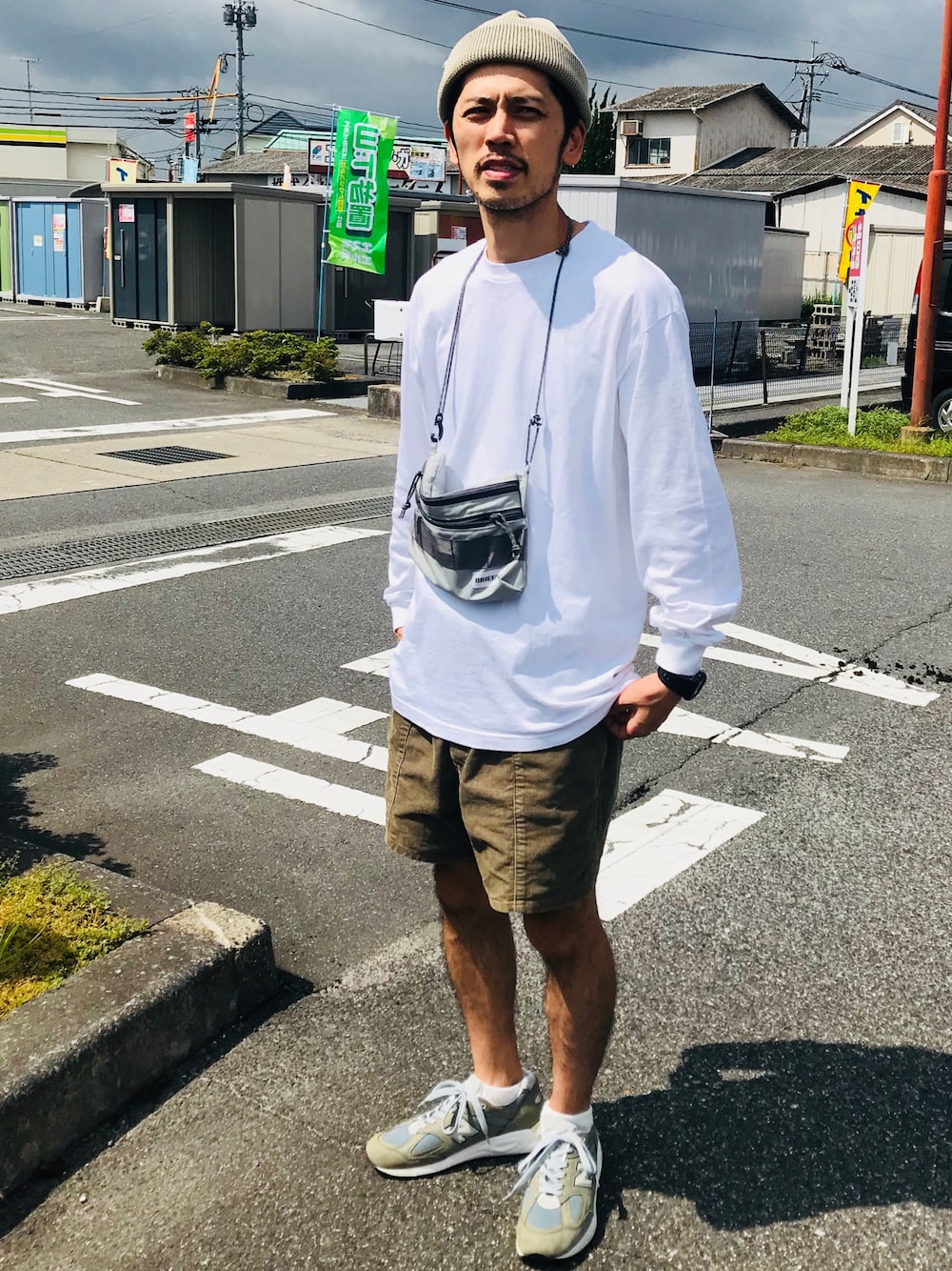 グレー系のショルダーバッグ、グリーン系のパンツ、ベージュ系のニットキャップ/ビーニーを着用したメンズの秋コーディネートの1枚目の写真