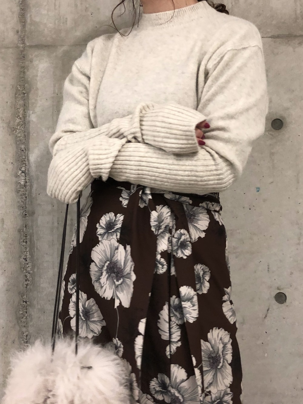 「ETRÉ TOKYO、coordinate、冬コーデ、オトナカジュアル、おしゃれさんと繋がりたい、花柄」｜「ETRE TOKYOのリブロングスリーブショートニット（ニット/セーター、ホワイト系）」を使った、hitomiさん（レディース・154cm）の冬コーディネートの1枚目の写真