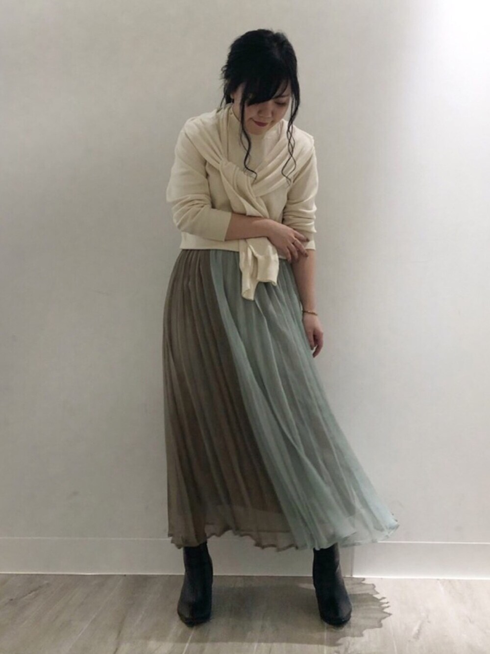 「ETRÉ TOKYO、etretokyo、きれいめカジュアル、春コーデ、春、大人カジュアル、お洒落さんとつながりたい、スタッフセンバツ」｜「ETRE TOKYOのイレギュラースリーブニット（ニット/セーター、ホワイト系）」を使った、hitomiさん（レディース・154cm）の冬コーディネートの1枚目の写真