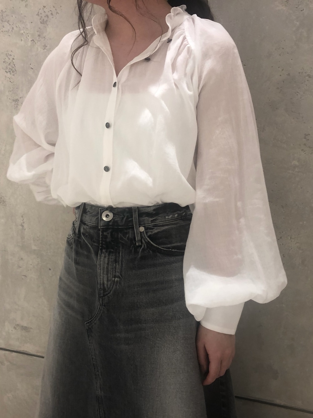 「ETRÉ TOKYO、etretokyo、大人カジュアル、ootd、カジュアル、おしゃれさんと繋がりたい、春コーデ、デニム、ボリューム袖、ブラウス」｜「ETRE TOKYOのストレッチニットキャミソール（キャミソール、ホワイト系）」を使った、hitomiさん（レディース・154cm）の冬コーディネートの1枚目の写真