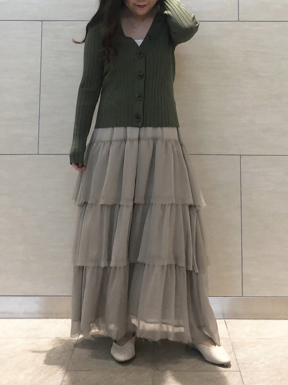 「ETRÉ TOKYO、etretokyo、大人カジュアル、春コーデ、お洒落さんとつながりたい、大人コーデ、ロングスカート、カーキ」｜「ETRE TOKYOのアイテム（カーディガン/ボレロ、グリーン系）」を使った、hitomiさん（レディース・154cm）の冬コーディネートの1枚目の写真