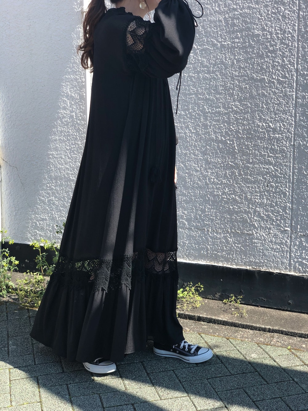 「ETRÉ TOKYO、etretokyo、春、スニーカー、きれいめカジュアル、ブラック、ワンピース、ワンピース×スニーカー、レース、おしゃれさんと繋がりたい」｜「ETRE TOKYOのアイテム（ワンピース、ブラック系）」を使った、hitomiさん（レディース・154cm）の春コーディネートの1枚目の写真