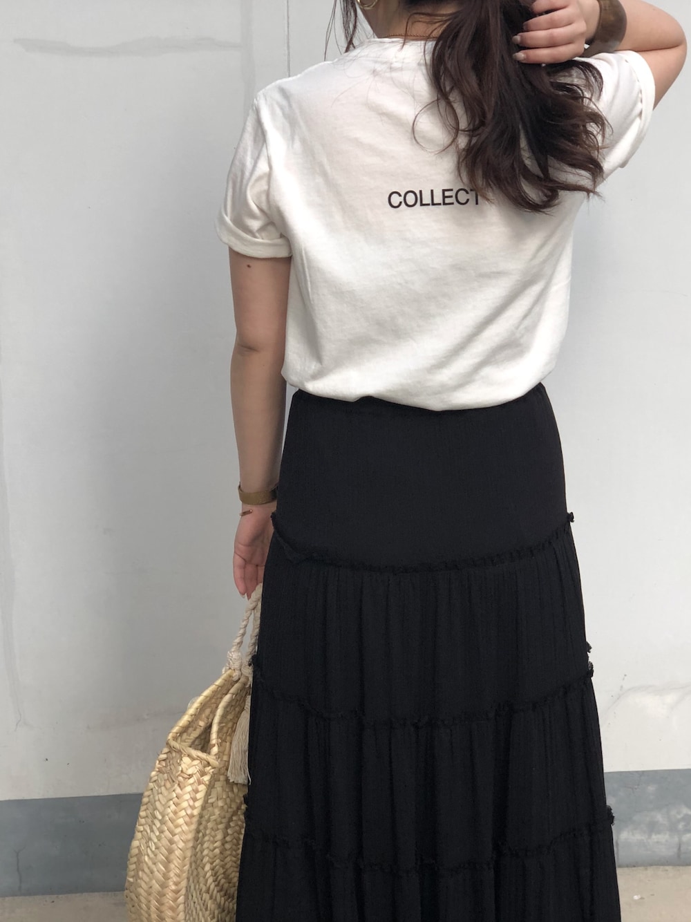 「ETRÉ TOKYO、etretokyo、大人カジュアル、スカート、シンプルコーデ、白Tシャツ、バックスタイル、お洒落さんとつながりたい、夏」｜「ETRE TOKYOのMOMENTS Tシャツ（Tシャツ/カットソー、ホワイト系）」を使った、hitomiさん（レディース・154cm）の春コーディネートの1枚目の写真