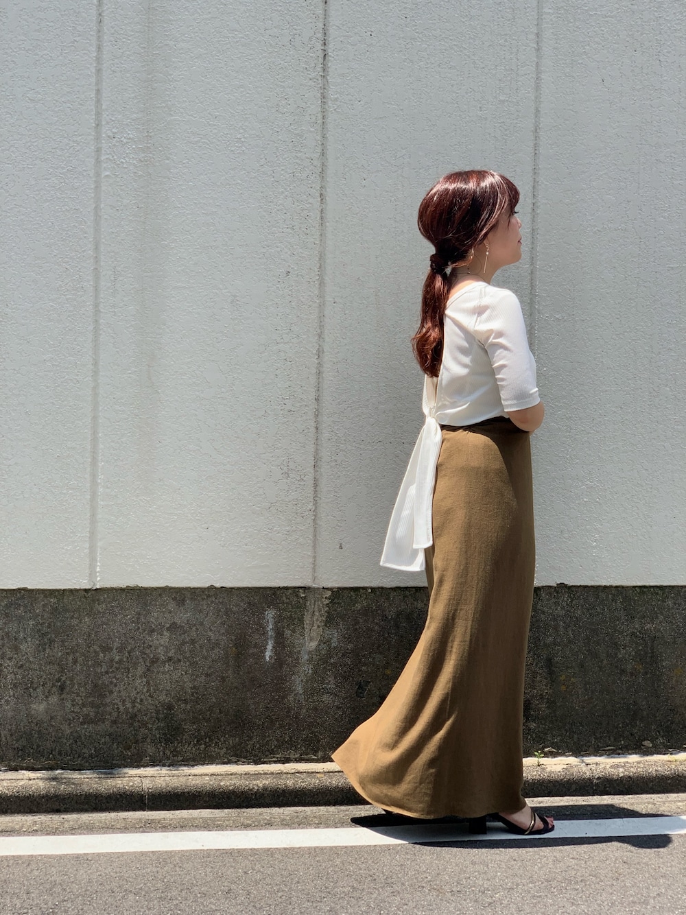 「ETRÉ TOKYO、etretokyo、シンプル、オトナ女子、大人コーデ、おしゃれさんと繋がりたい、リネンスカート、バックスタイル」｜「ETRE TOKYOのバックシャンリボンTEE（Tシャツ/カットソー、ホワイト系）」を使った、hitomiさん（レディース・155cm）の夏コーディネートの1枚目の写真