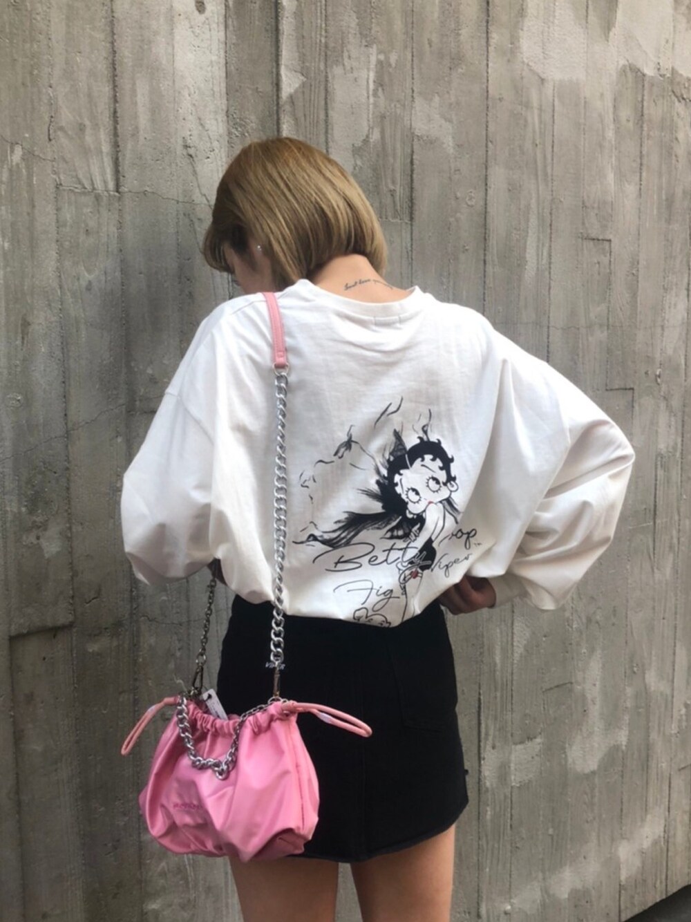 「FIG&VIPER、フィグアンドヴァイパー(FIG&VIPER)、春色、春カラー、ブラック、着回しコーデ、オーバーサイズ」｜「FIG&VIPERのBETTYコラボロンT（Tシャツ/カットソー、ホワイト系）」を使った、FIG&VIPER_NOZOHAさん（レディース・165cm）の冬コーディネートの1枚目の写真